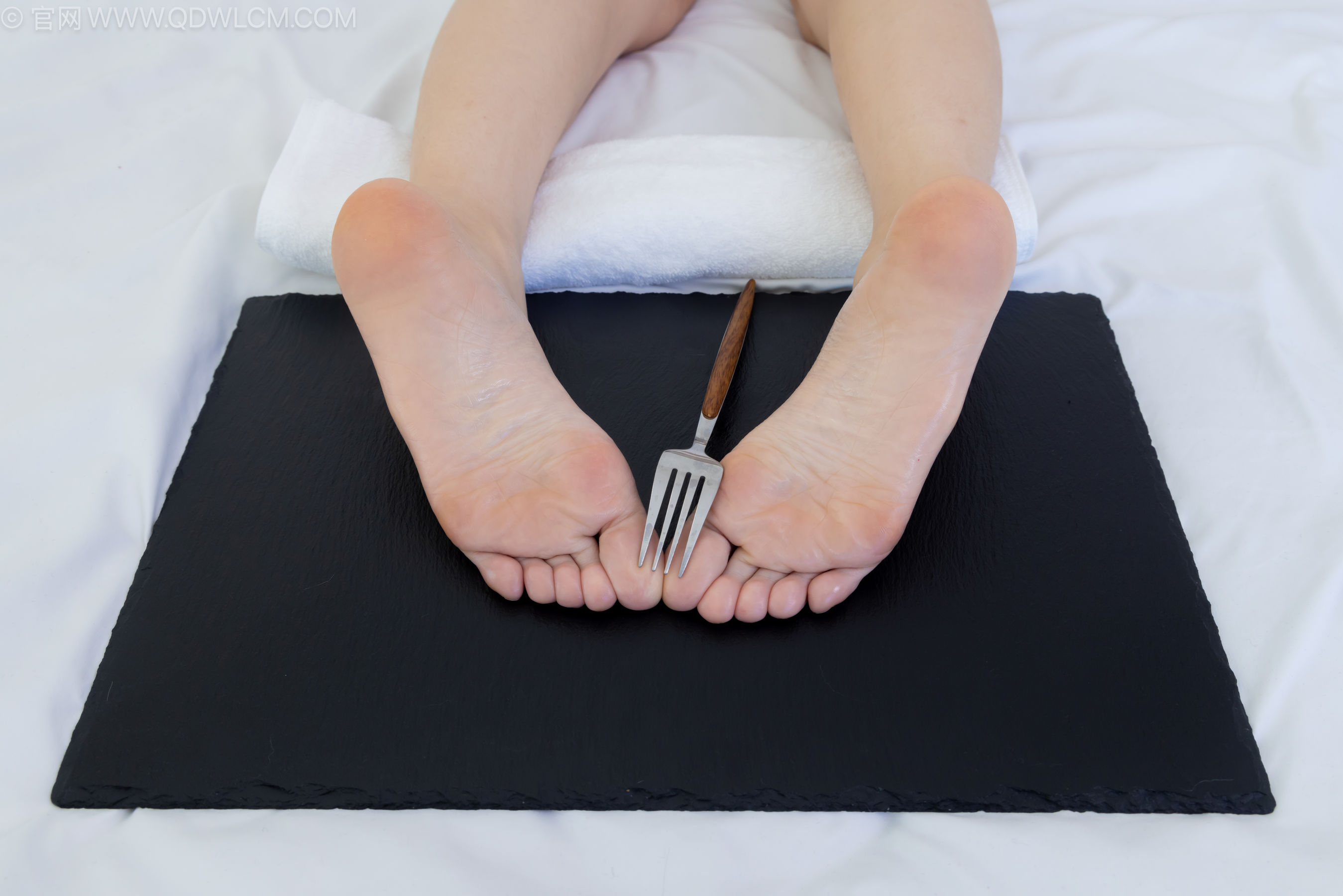 物恋传媒 No.2237 菜菜 -高跟鞋、油亮薄白丝、裸足、草莓和酸奶裸足摆盘剧情/(230P)