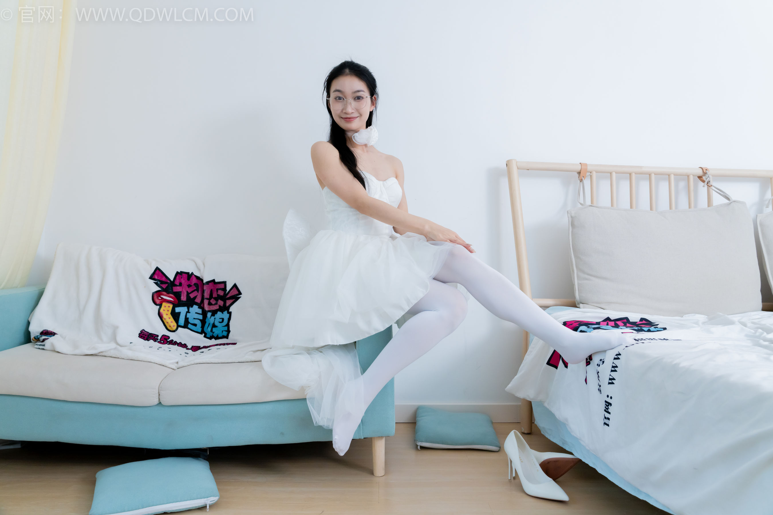 物恋传媒 No.2233 小影 -小影 -高跟鞋、厚白丝/(150P)