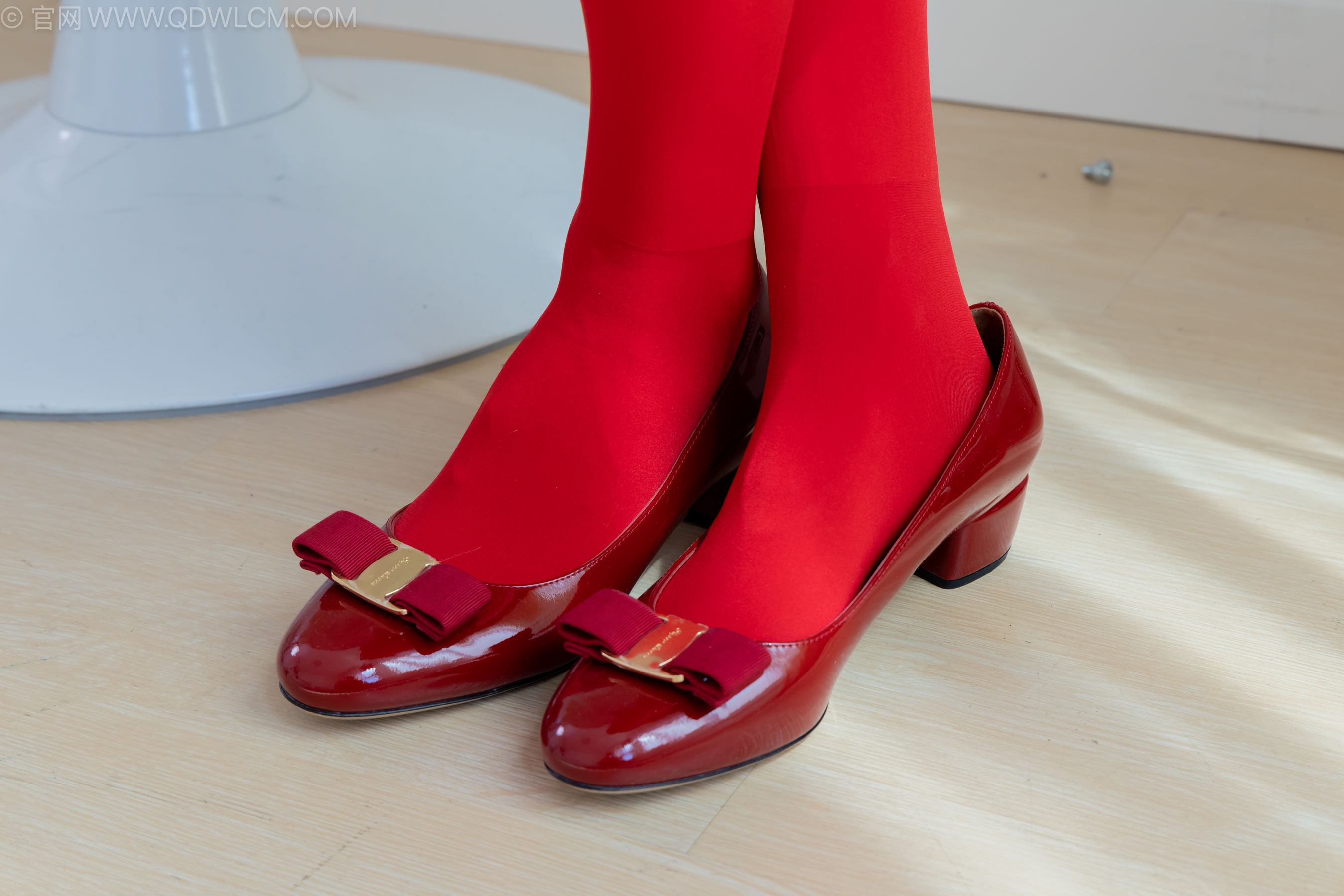 物恋传媒 No.2236 茯苓 -红色低跟鞋、厚款红色丝、皮筋绑脚老头乐挠脚剧情/(160P)