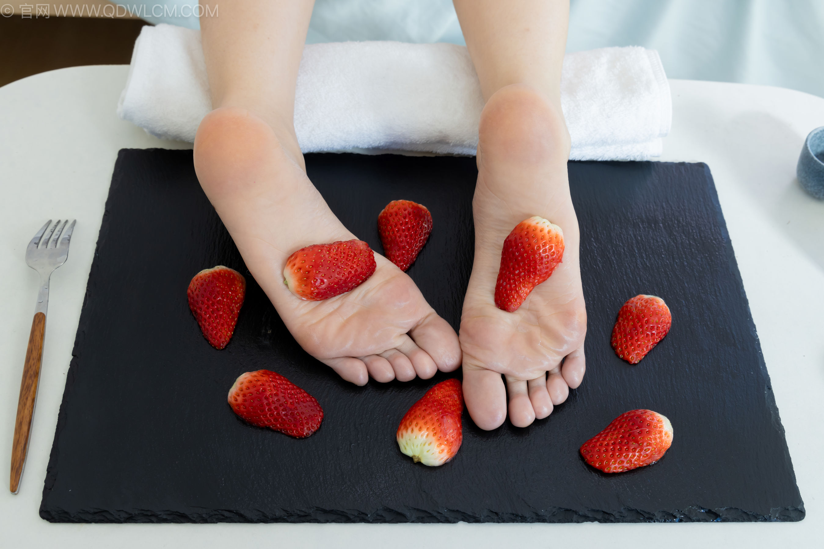 物恋传媒 No.2237 菜菜 -高跟鞋、油亮薄白丝、裸足、草莓和酸奶裸足摆盘剧情/(230P)