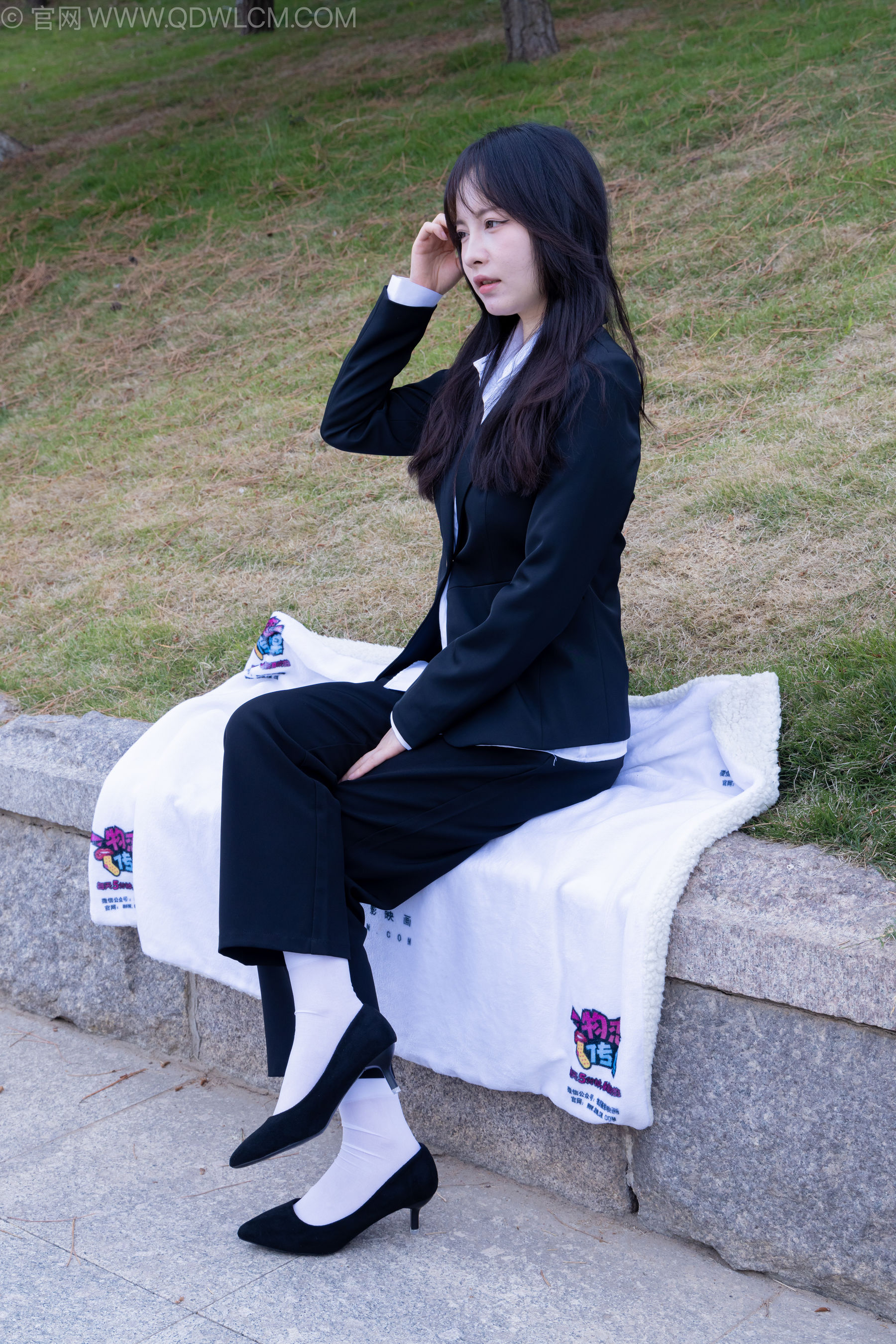 物恋传媒 No.2238 小酒 -高跟鞋、短白丝、ol制服户外/(230P)