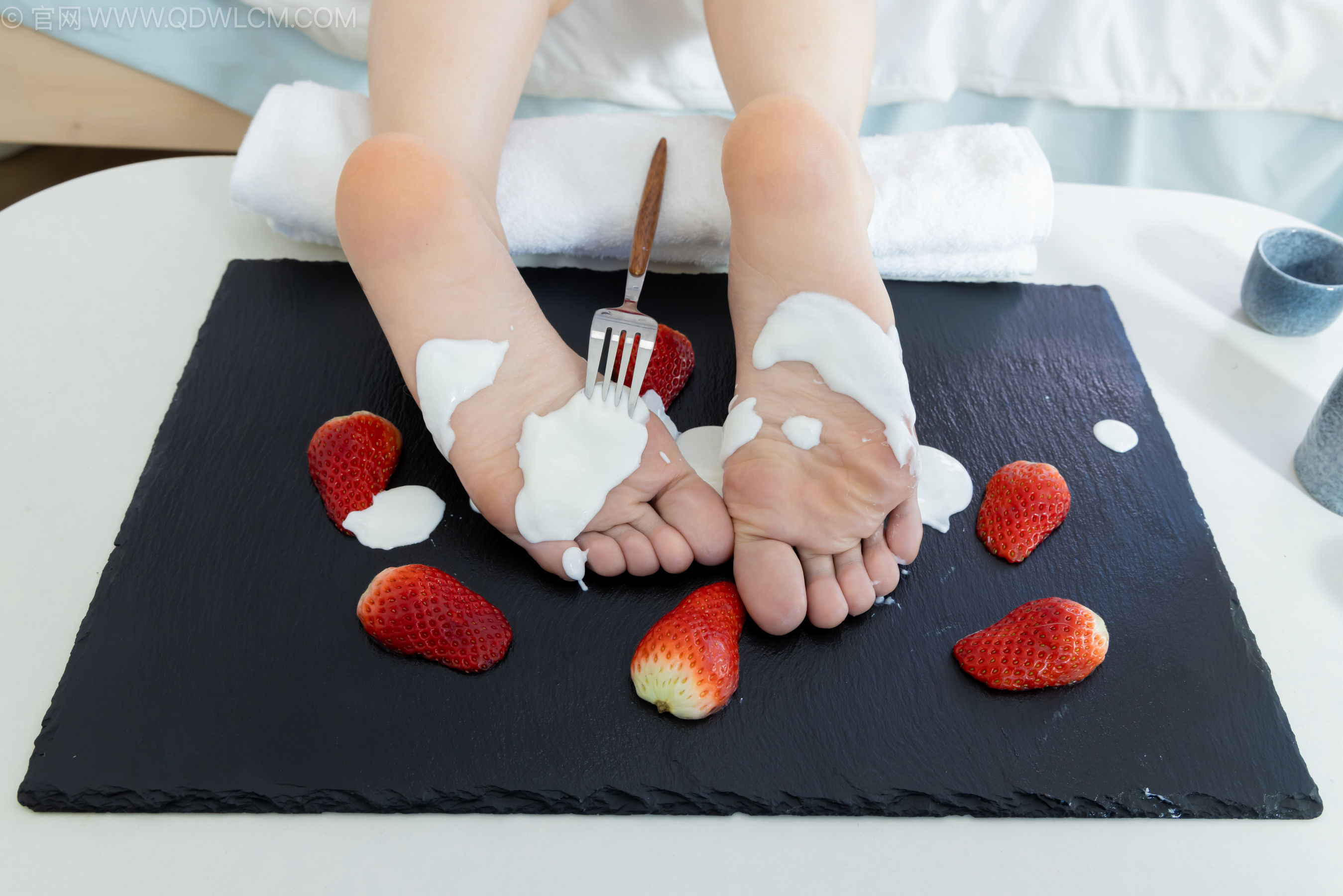 物恋传媒 No.2237 菜菜 -高跟鞋、油亮薄白丝、裸足、草莓和酸奶裸足摆盘剧情/(230P)