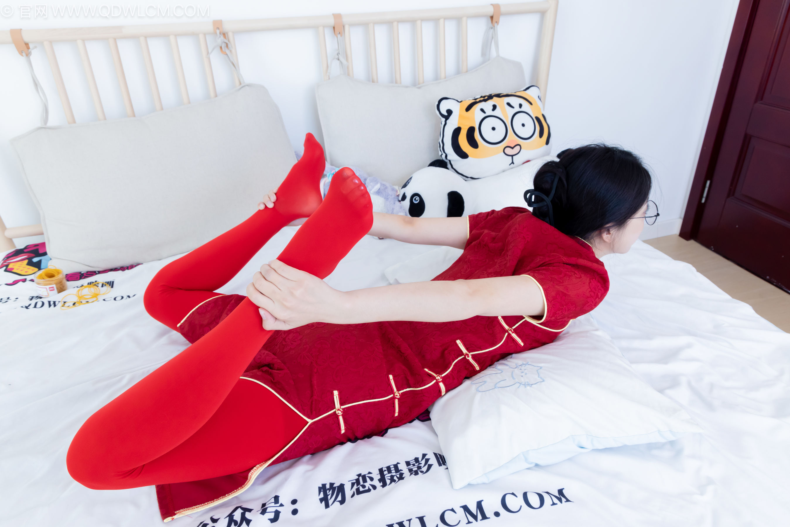 物恋传媒 No.2236 茯苓 -红色低跟鞋、厚款红色丝、皮筋绑脚老头乐挠脚剧情/(160P)