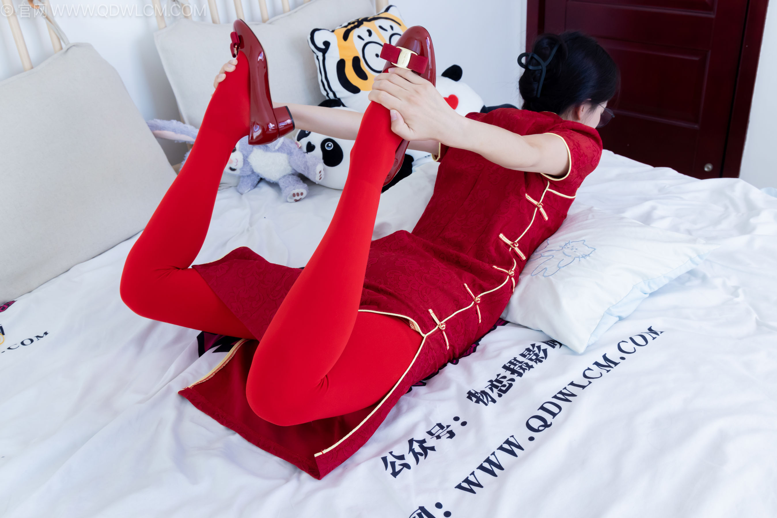 物恋传媒 No.2236 茯苓 -红色低跟鞋、厚款红色丝、皮筋绑脚老头乐挠脚剧情/(160P)