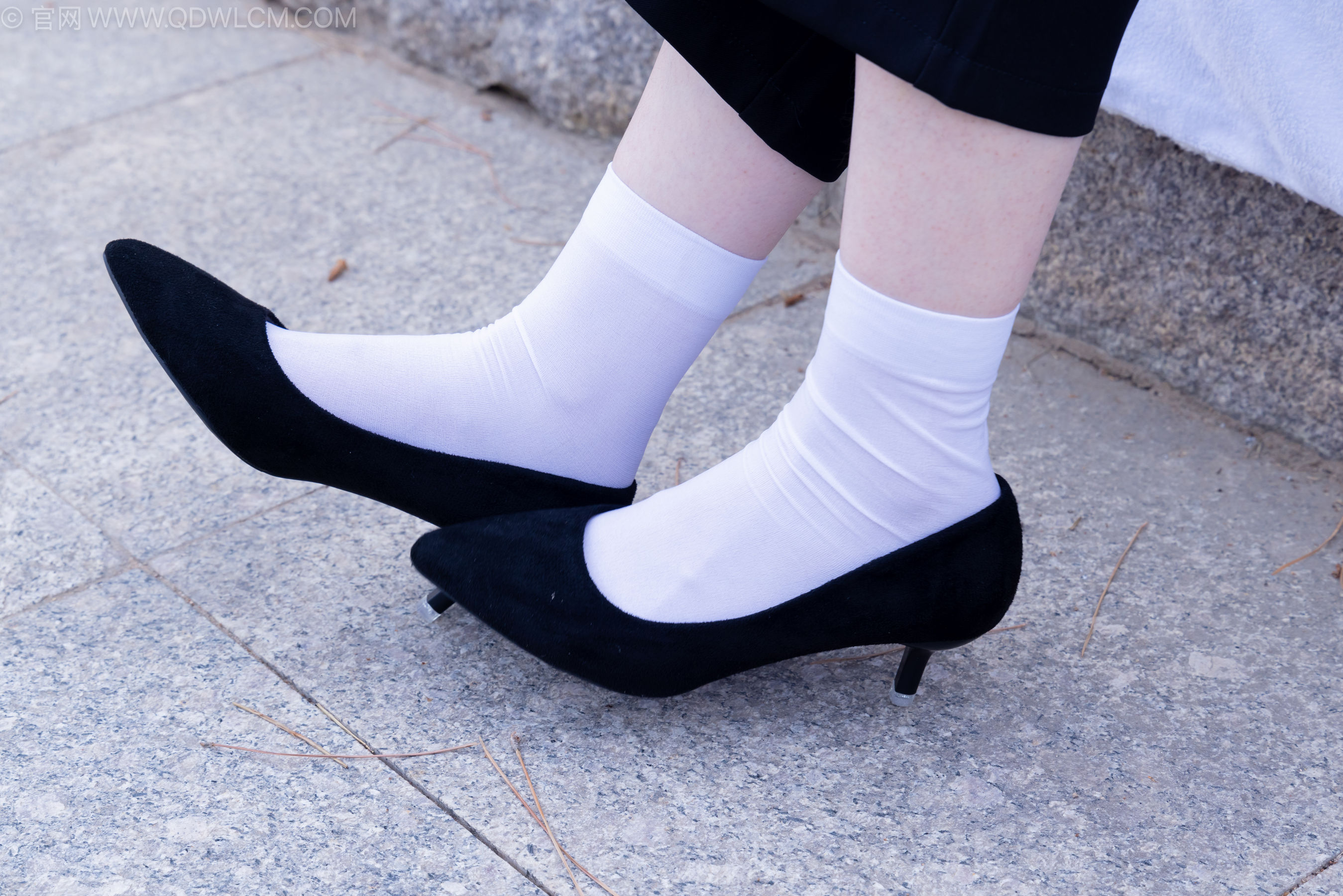 物恋传媒 No.2238 小酒 -高跟鞋、短白丝、ol制服户外/(230P)