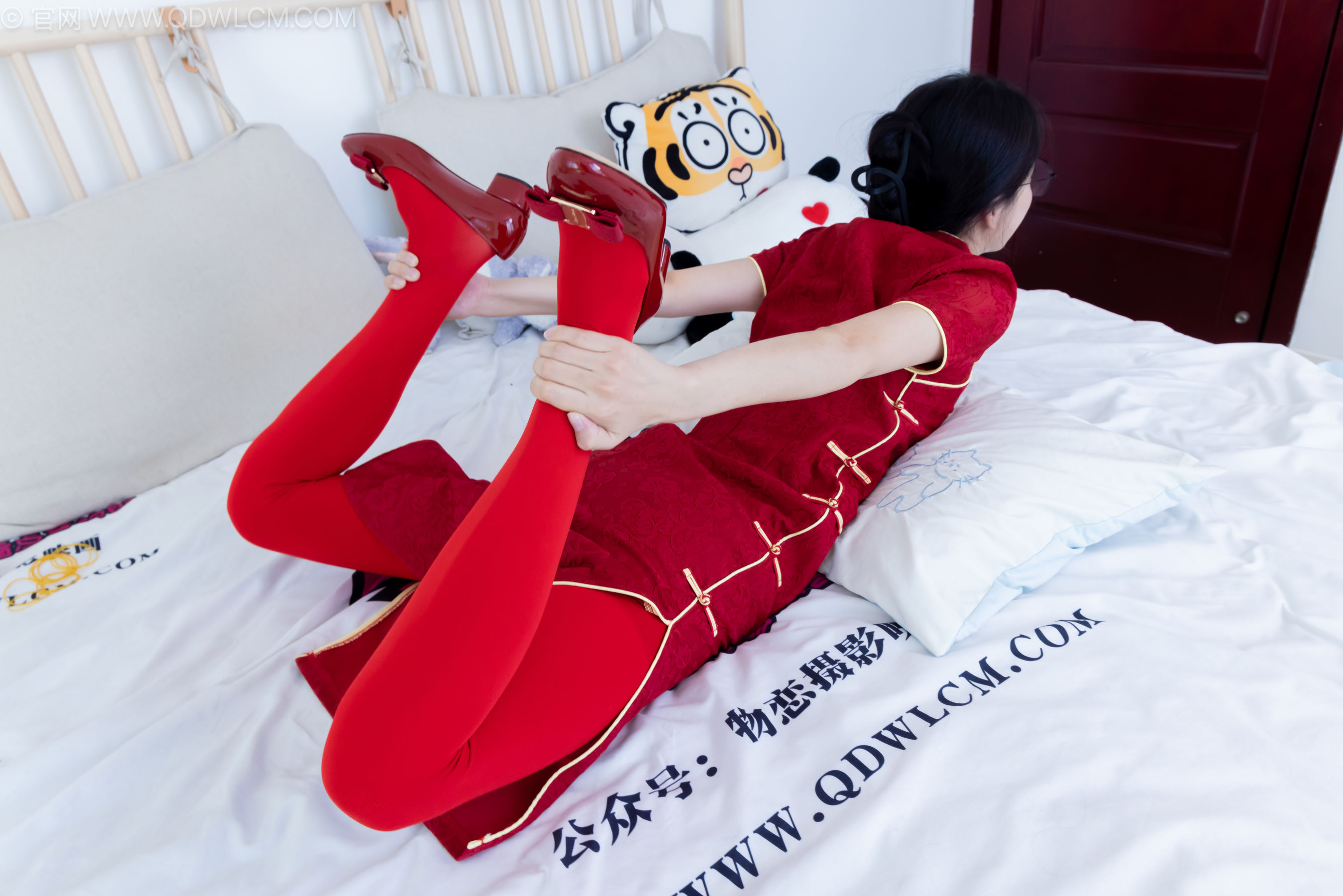 物恋传媒 No.2236 茯苓 -红色低跟鞋、厚款红色丝、皮筋绑脚老头乐挠脚剧情/(160P)