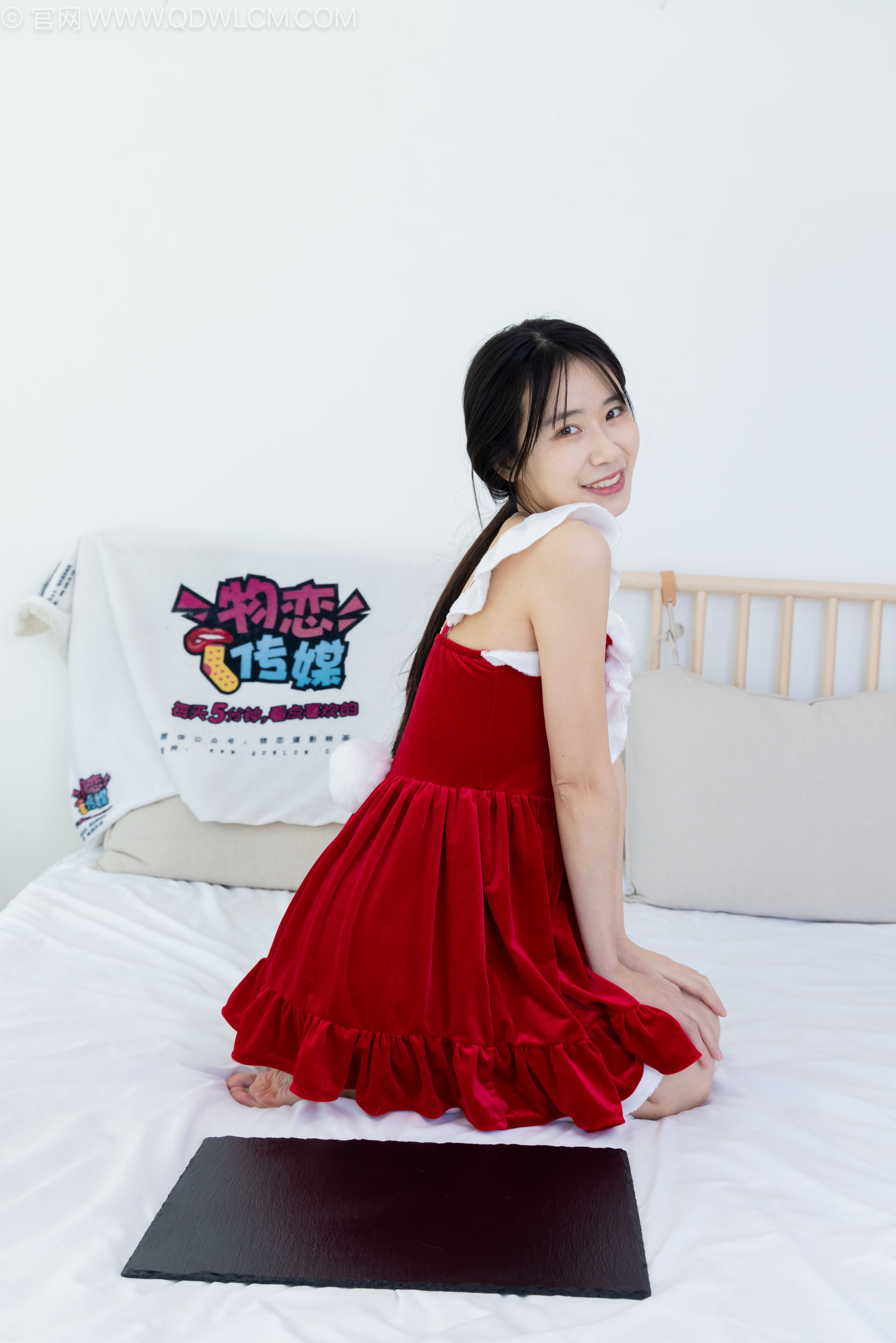 物恋传媒 No.2237 菜菜 -高跟鞋、油亮薄白丝、裸足、草莓和酸奶裸足摆盘剧情/(230P)