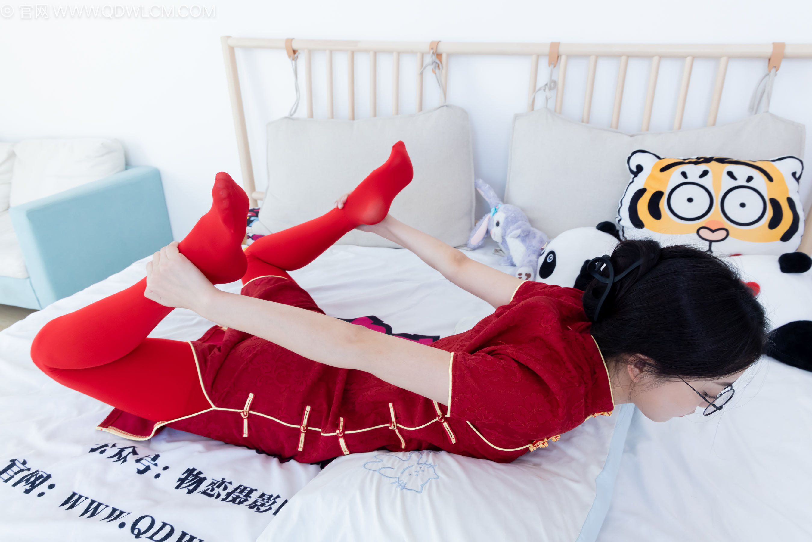 物恋传媒 No.2236 茯苓 -红色低跟鞋、厚款红色丝、皮筋绑脚老头乐挠脚剧情/(160P)