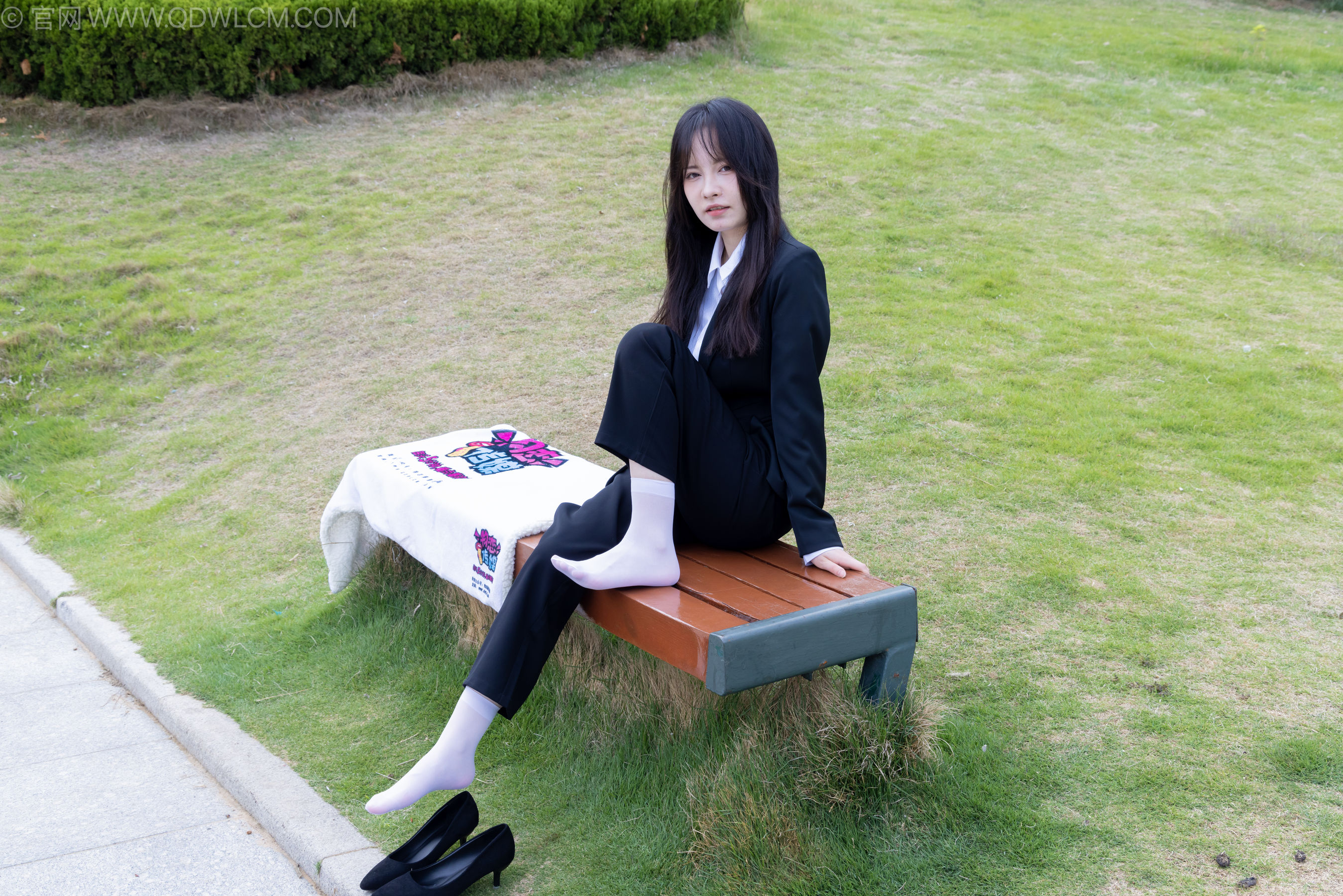 物恋传媒 No.2238 小酒 -高跟鞋、短白丝、ol制服户外/(230P)