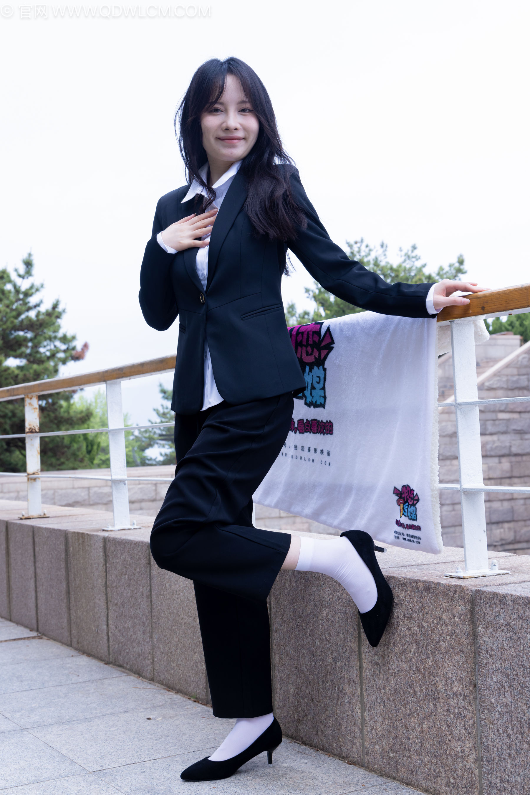 物恋传媒 No.2238 小酒 -高跟鞋、短白丝、ol制服户外/(230P)