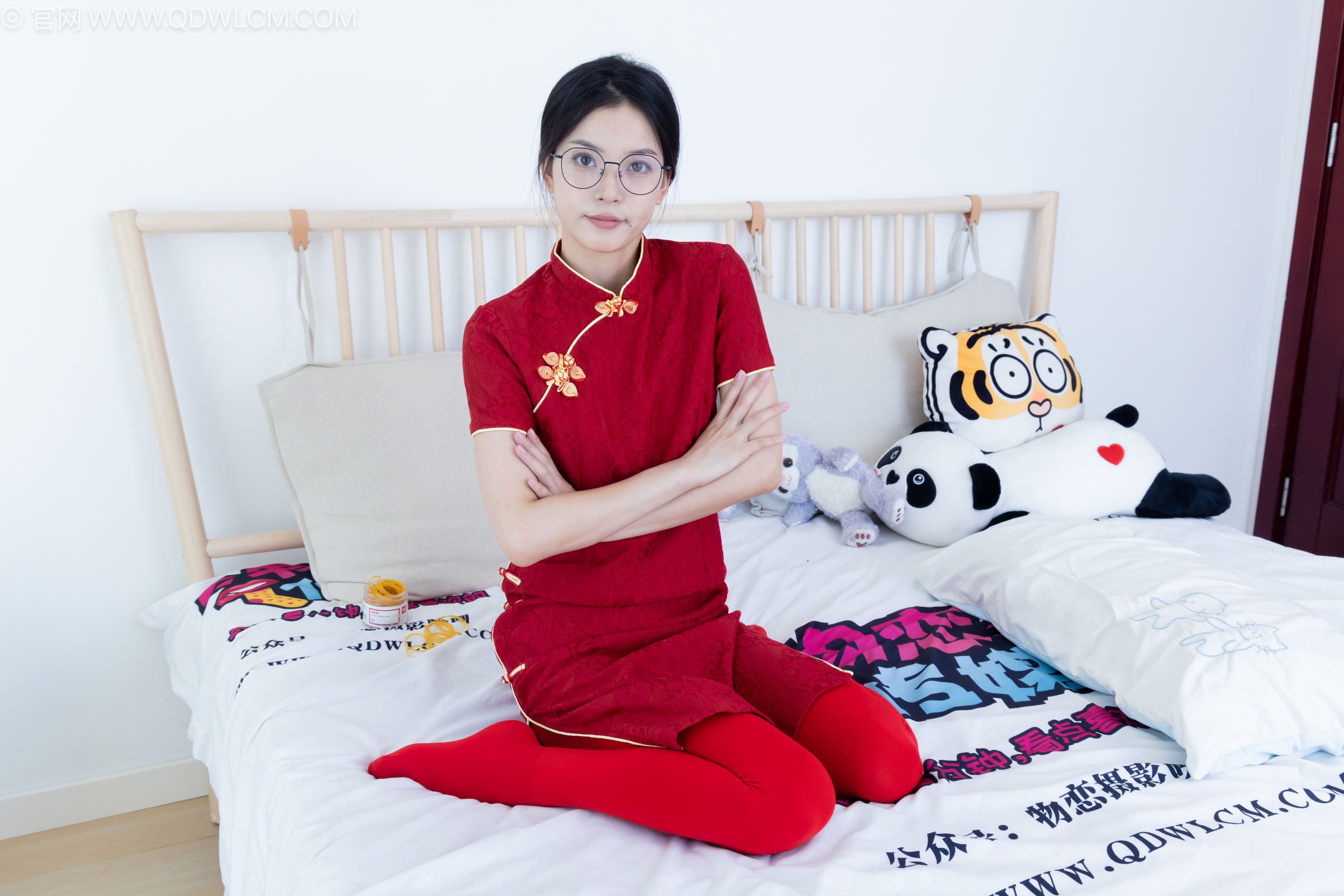 物恋传媒 No.2236 茯苓 -红色低跟鞋、厚款红色丝、皮筋绑脚老头乐挠脚剧情/(160P)