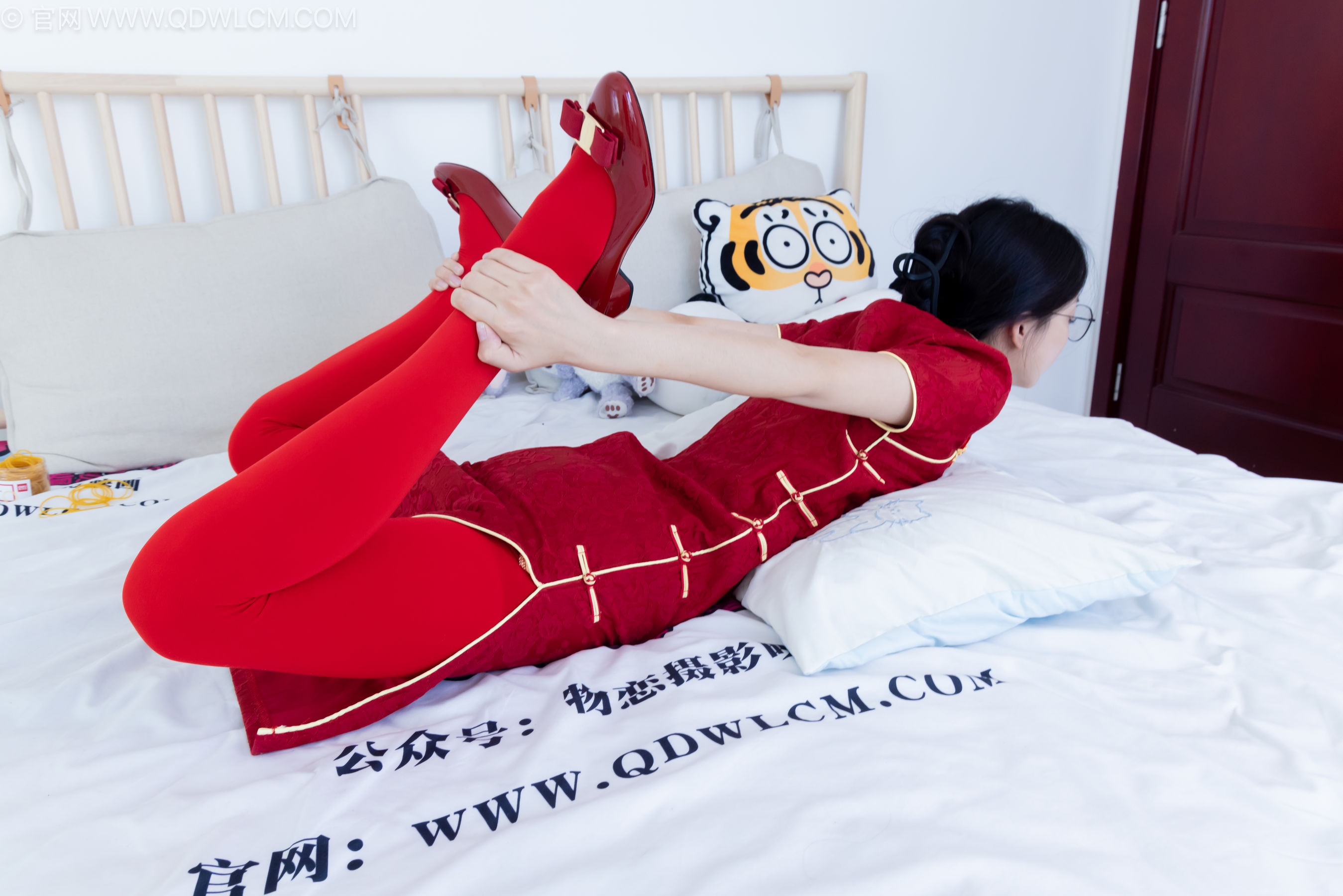 物恋传媒 No.2236 茯苓 -红色低跟鞋、厚款红色丝、皮筋绑脚老头乐挠脚剧情/(160P)