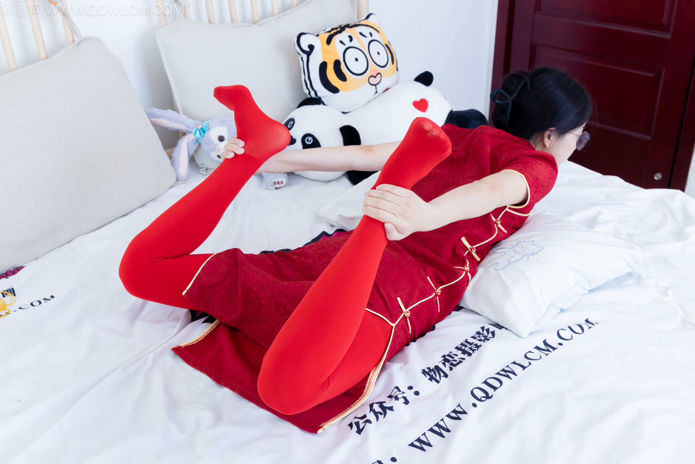 物恋传媒 No.2236 茯苓 -红色低跟鞋、厚款红色丝、皮筋绑脚老头乐挠脚剧情/(160P)