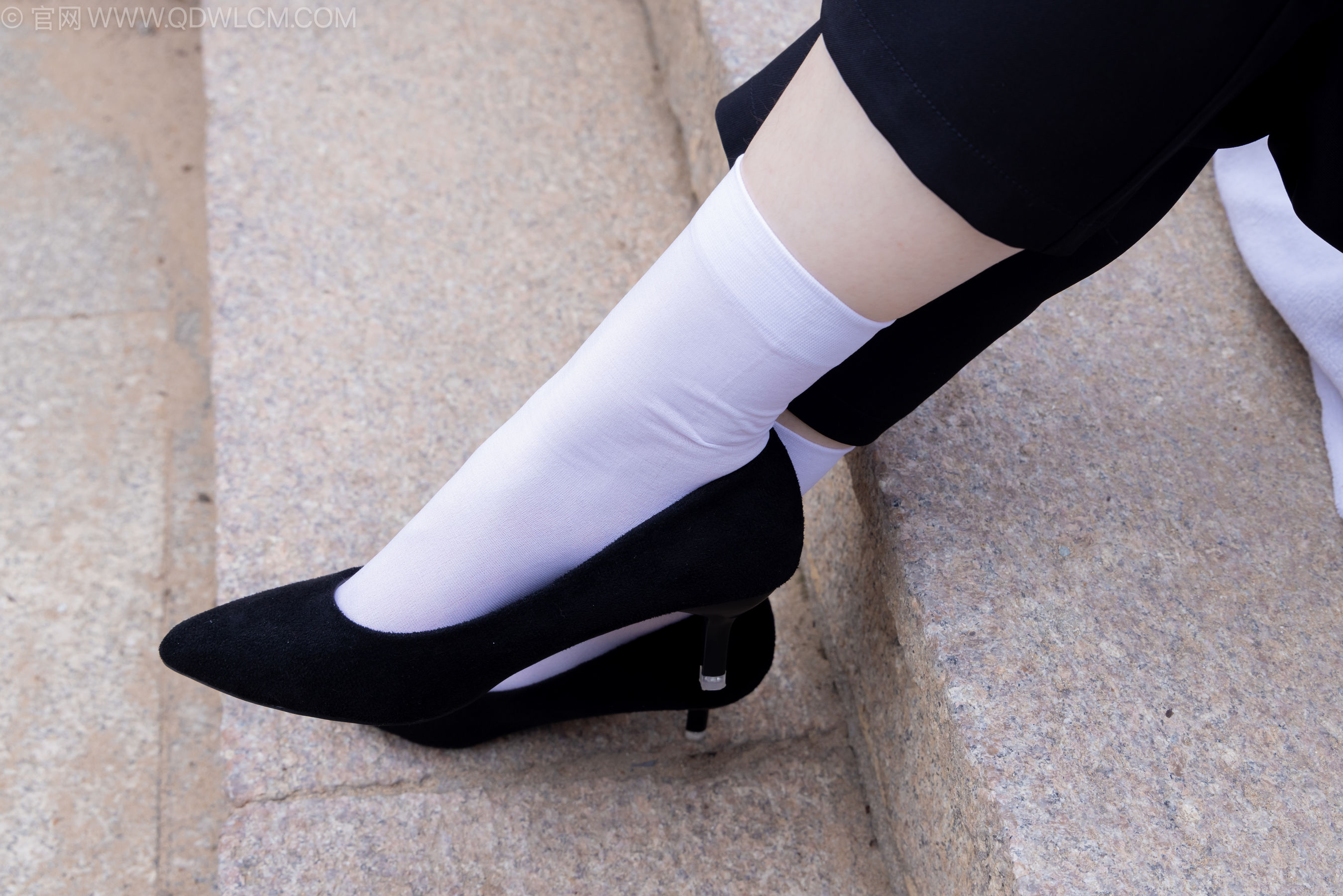 物恋传媒 No.2238 小酒 -高跟鞋、短白丝、ol制服户外/(230P)