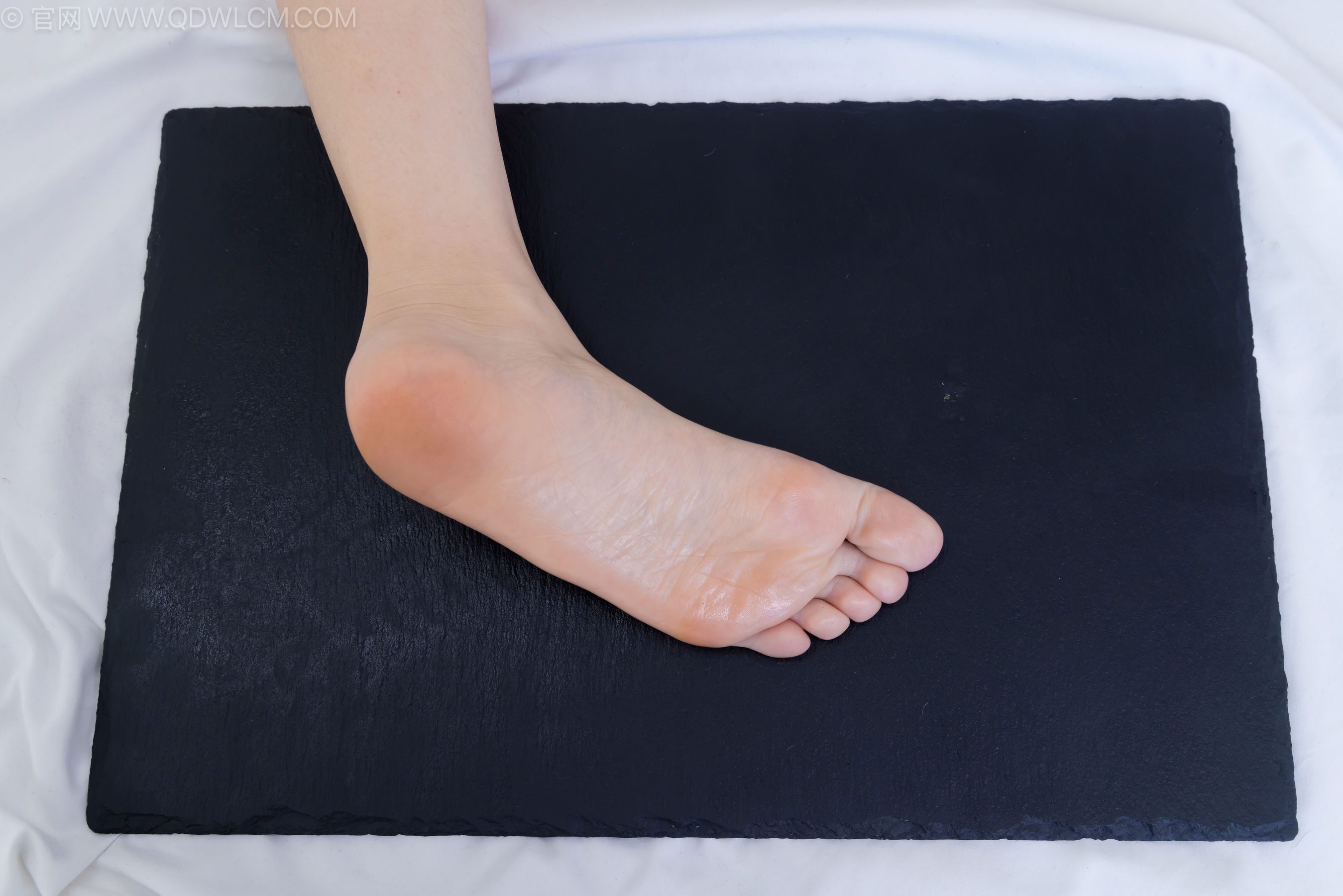 物恋传媒 No.2237 菜菜 -高跟鞋、油亮薄白丝、裸足、草莓和酸奶裸足摆盘剧情/(230P)