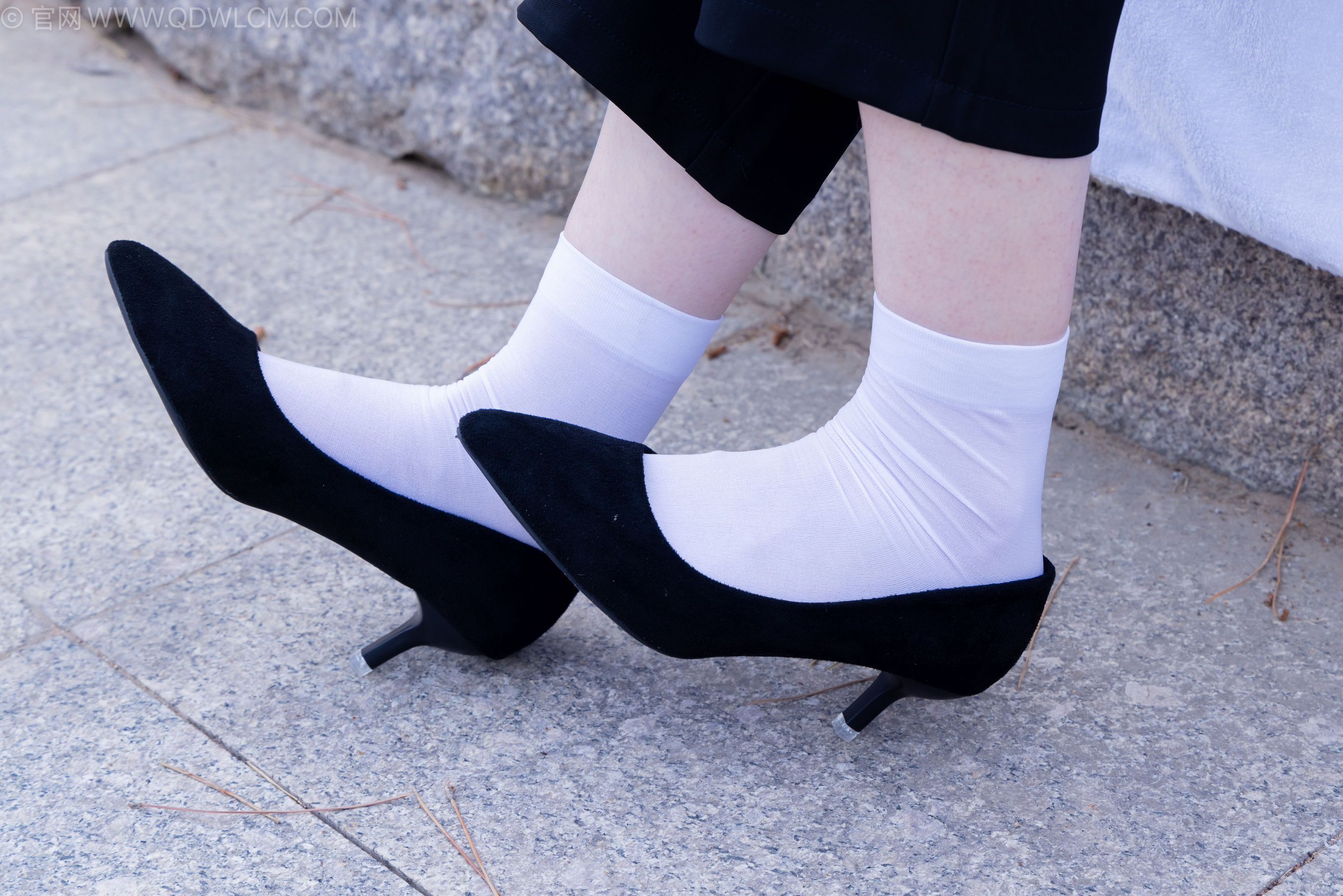 物恋传媒 No.2238 小酒 -高跟鞋、短白丝、ol制服户外/(230P)