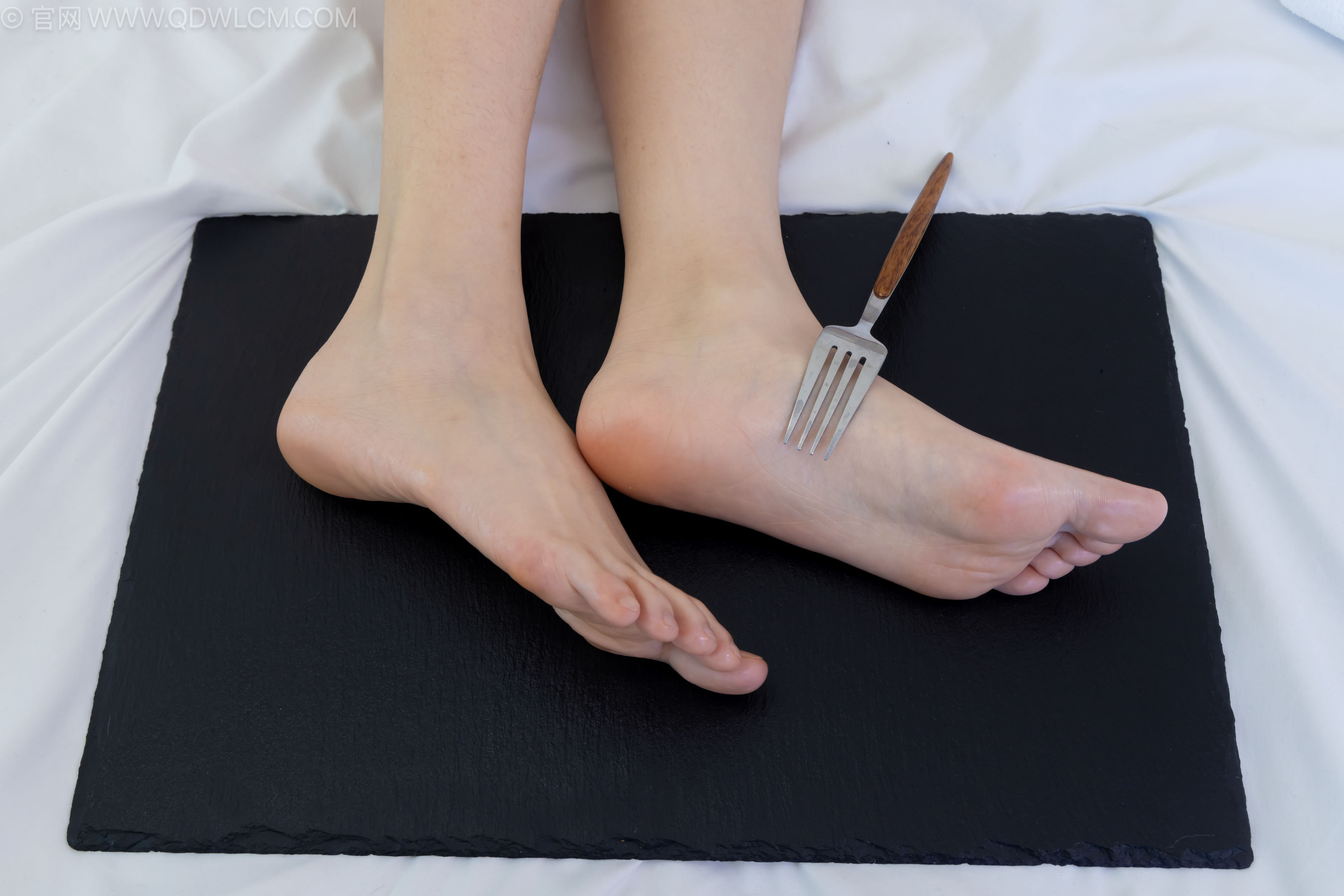 物恋传媒 No.2237 菜菜 -高跟鞋、油亮薄白丝、裸足、草莓和酸奶裸足摆盘剧情/(230P)