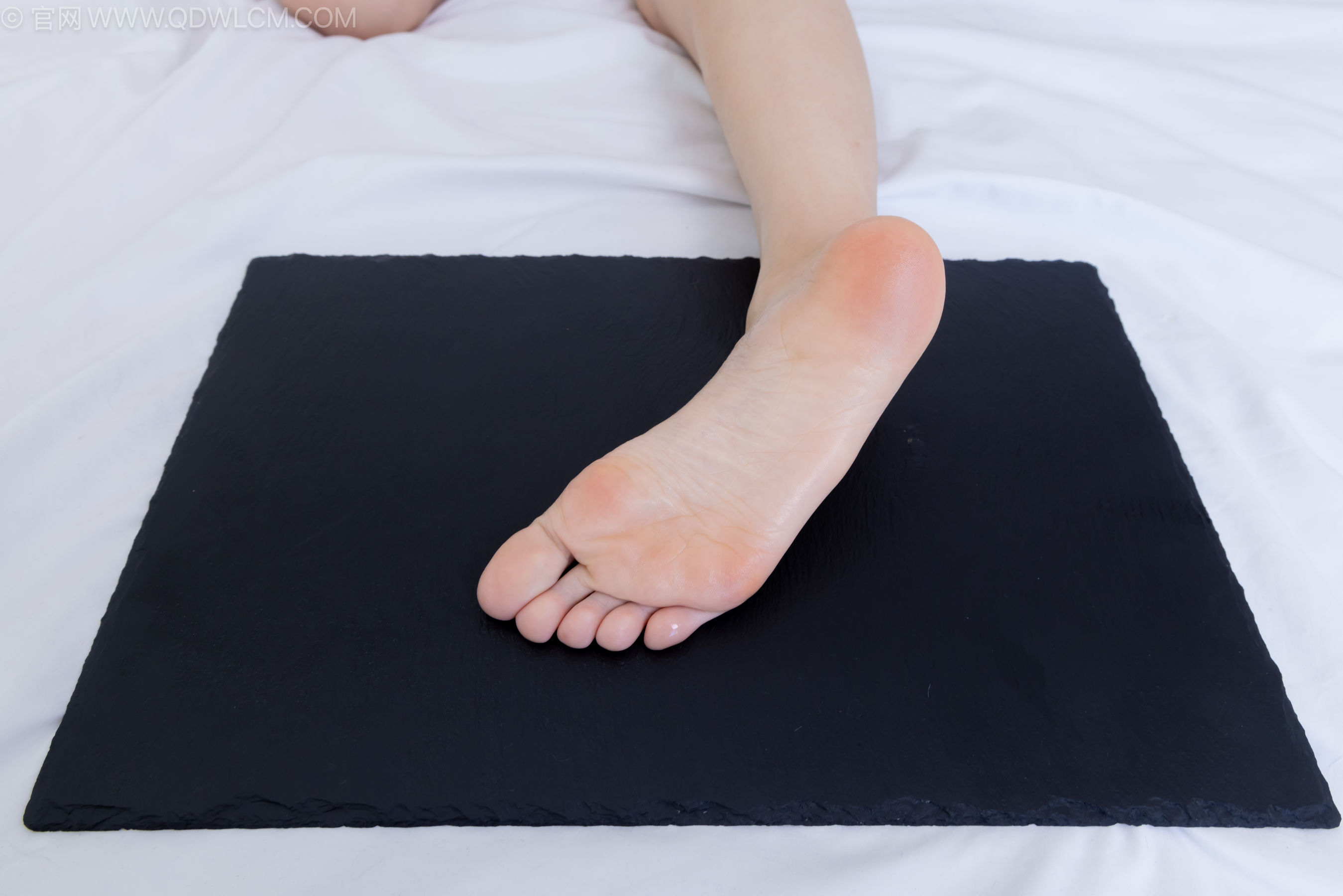 物恋传媒 No.2237 菜菜 -高跟鞋、油亮薄白丝、裸足、草莓和酸奶裸足摆盘剧情/(230P)