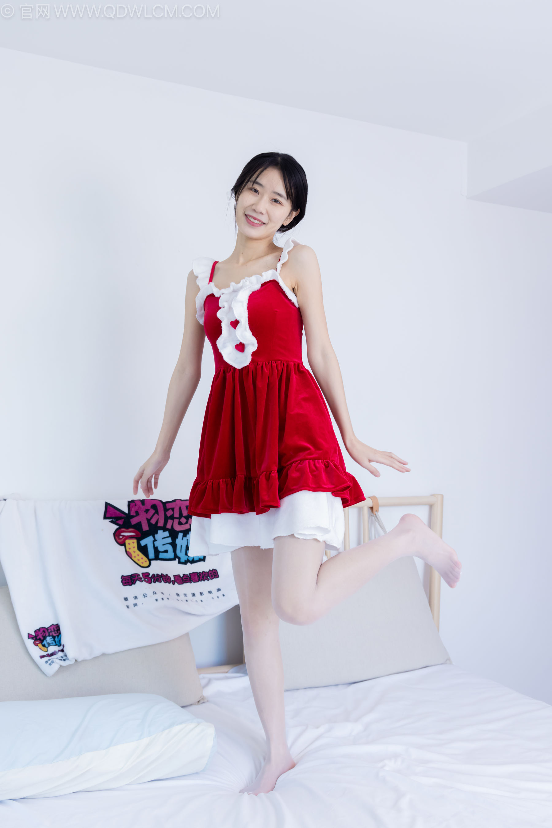 物恋传媒 No.2237 菜菜 -高跟鞋、油亮薄白丝、裸足、草莓和酸奶裸足摆盘剧情/(230P)