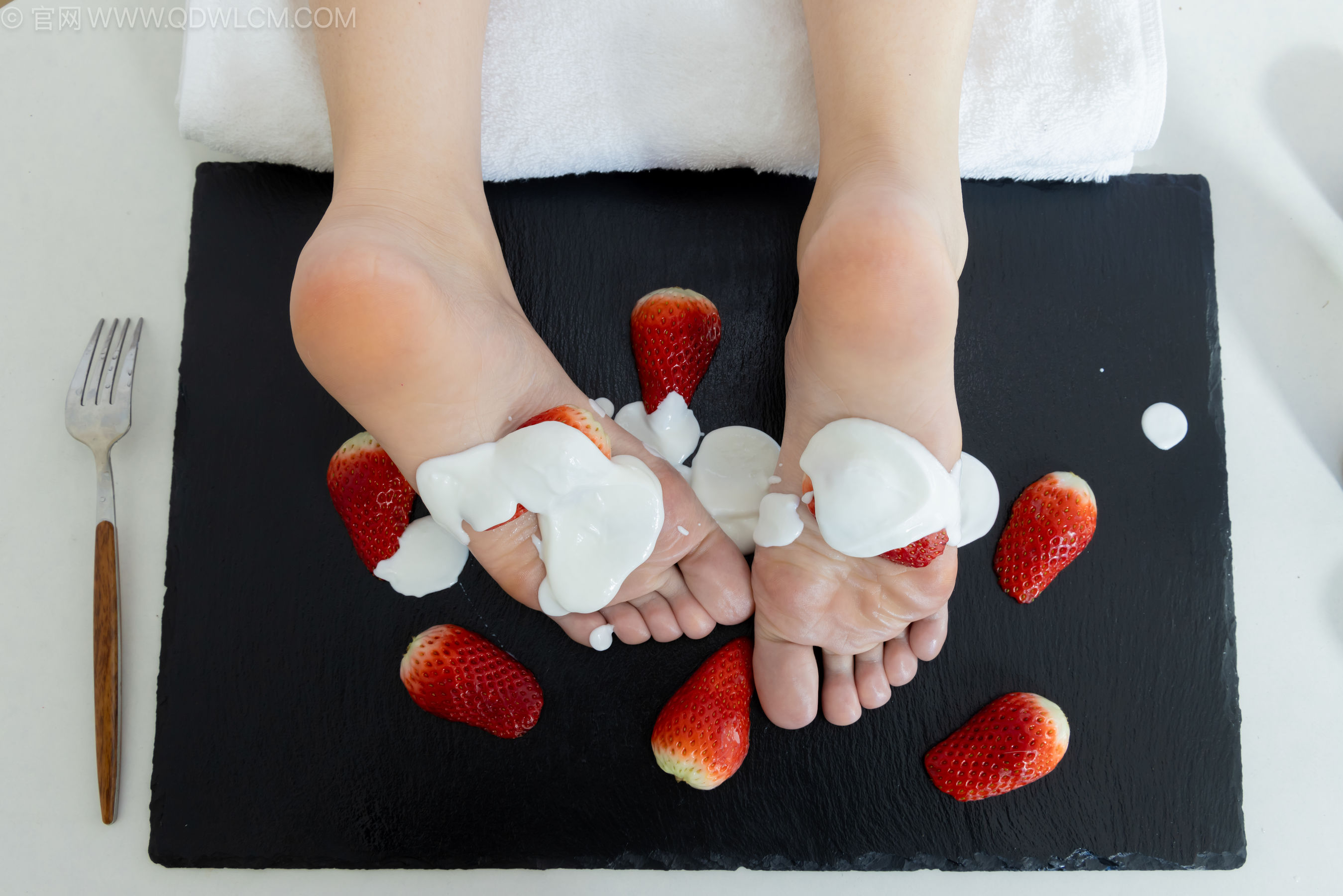 物恋传媒 No.2237 菜菜 -高跟鞋、油亮薄白丝、裸足、草莓和酸奶裸足摆盘剧情/(230P)