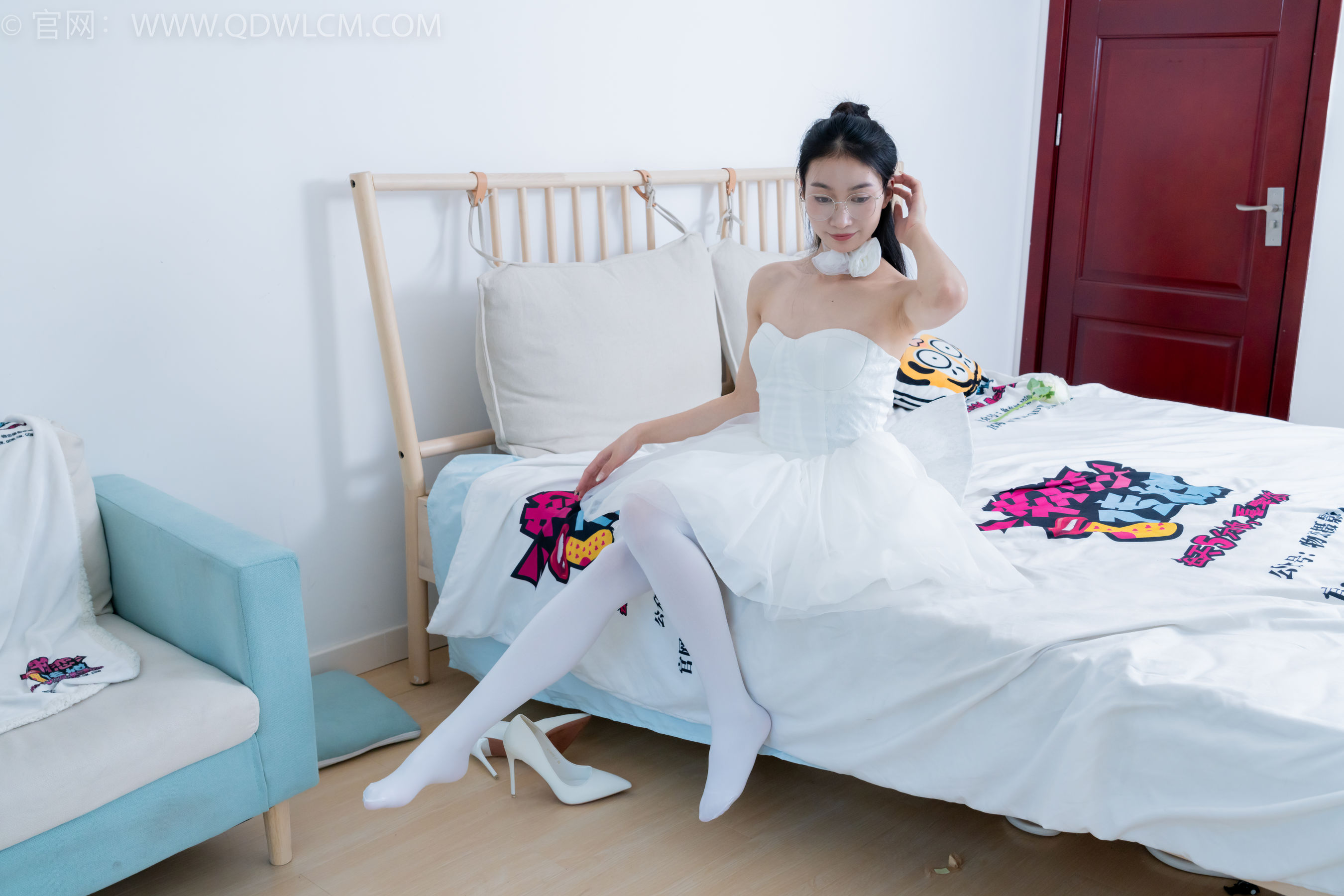 物恋传媒 No.2233 小影 -小影 -高跟鞋、厚白丝/(150P)