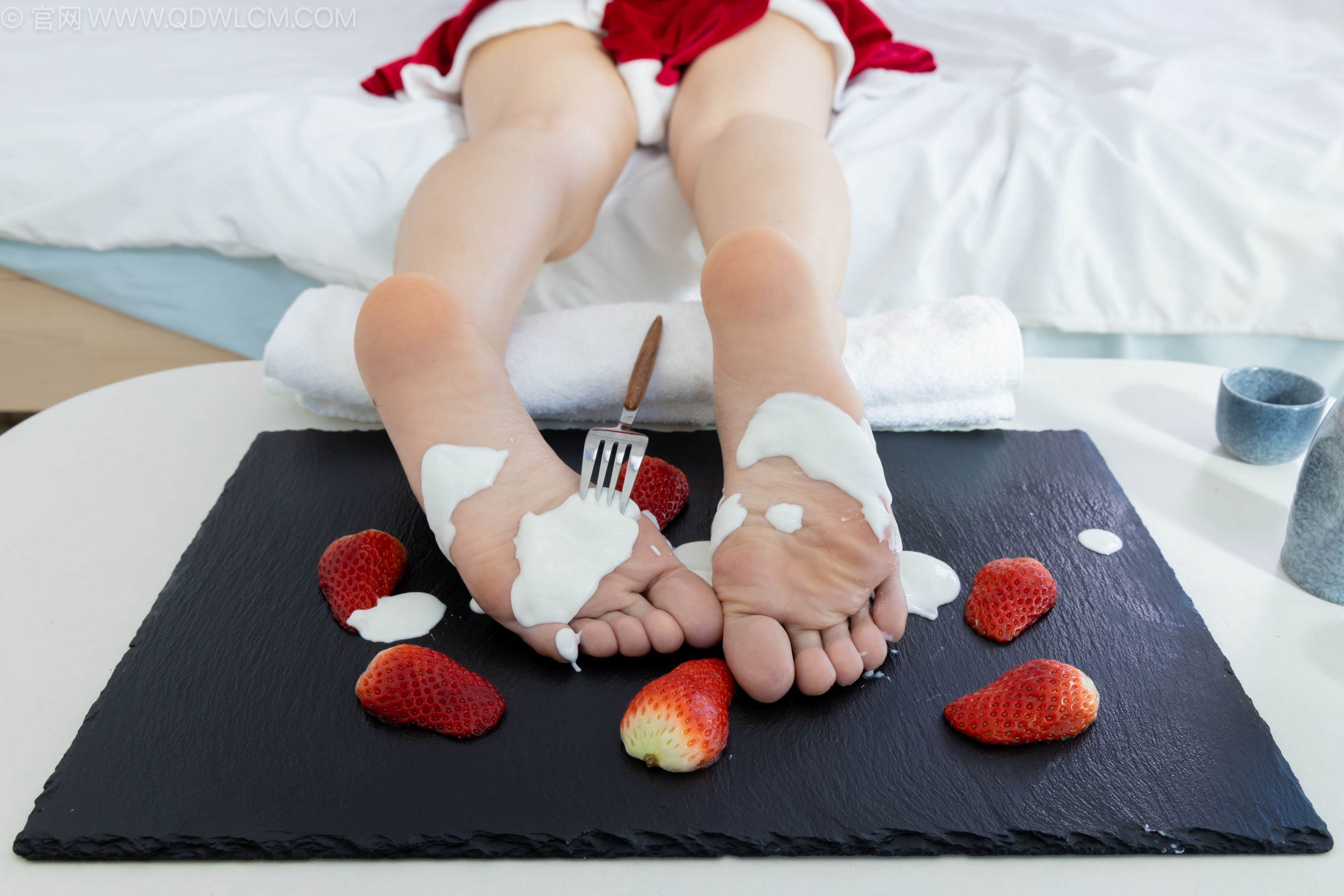 物恋传媒 No.2237 菜菜 -高跟鞋、油亮薄白丝、裸足、草莓和酸奶裸足摆盘剧情/(230P)