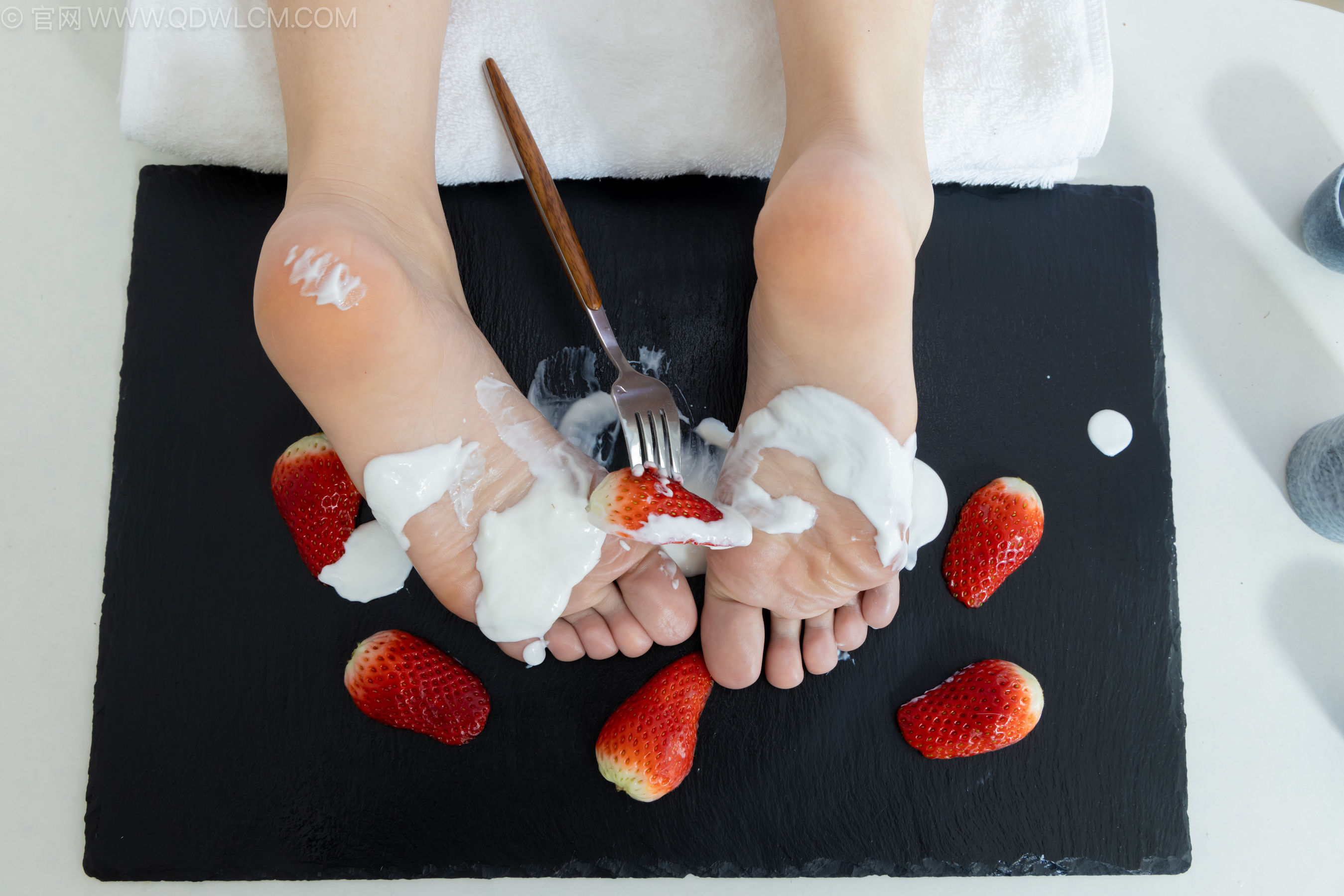 物恋传媒 No.2237 菜菜 -高跟鞋、油亮薄白丝、裸足、草莓和酸奶裸足摆盘剧情/(230P)