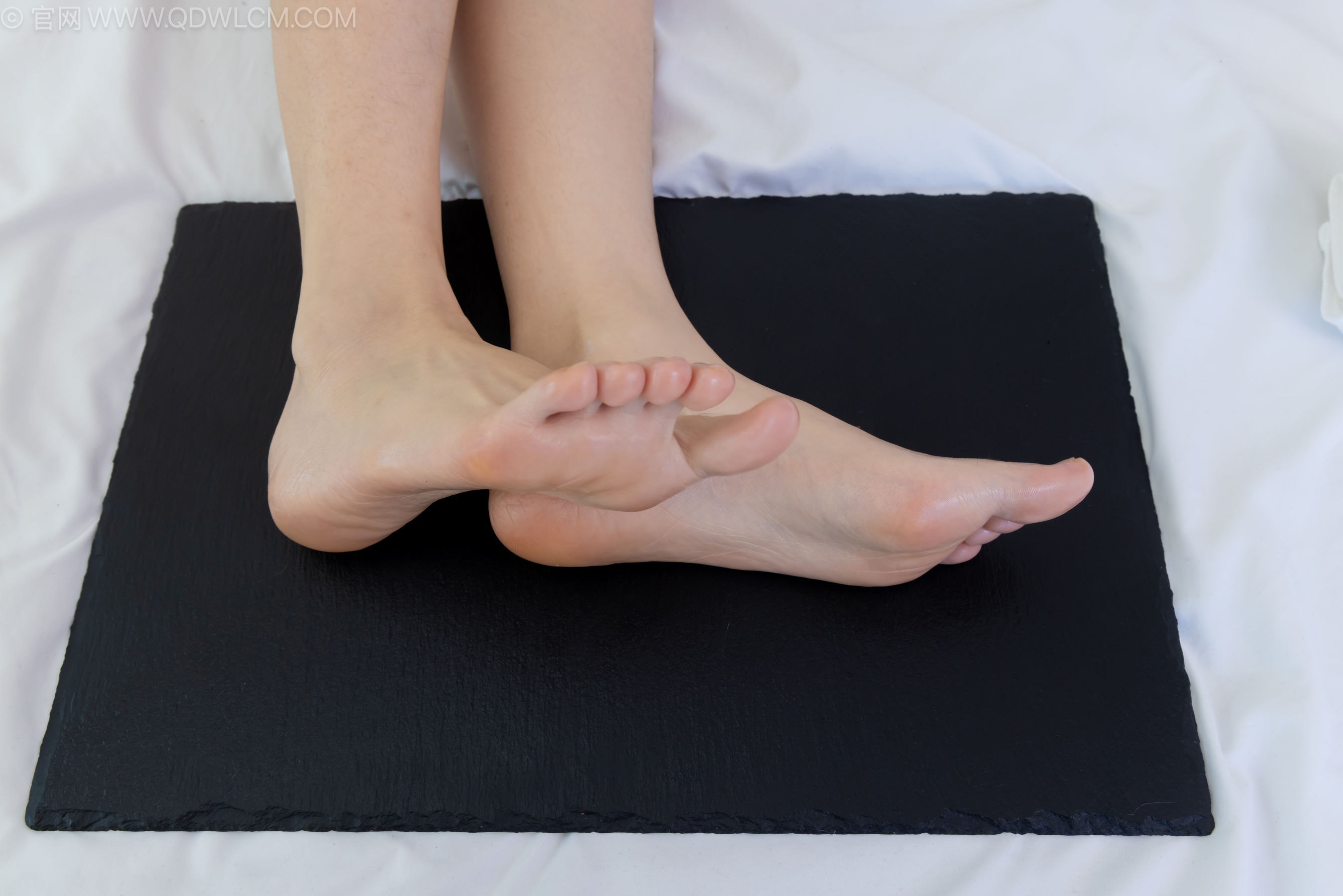 物恋传媒 No.2237 菜菜 -高跟鞋、油亮薄白丝、裸足、草莓和酸奶裸足摆盘剧情/(230P)