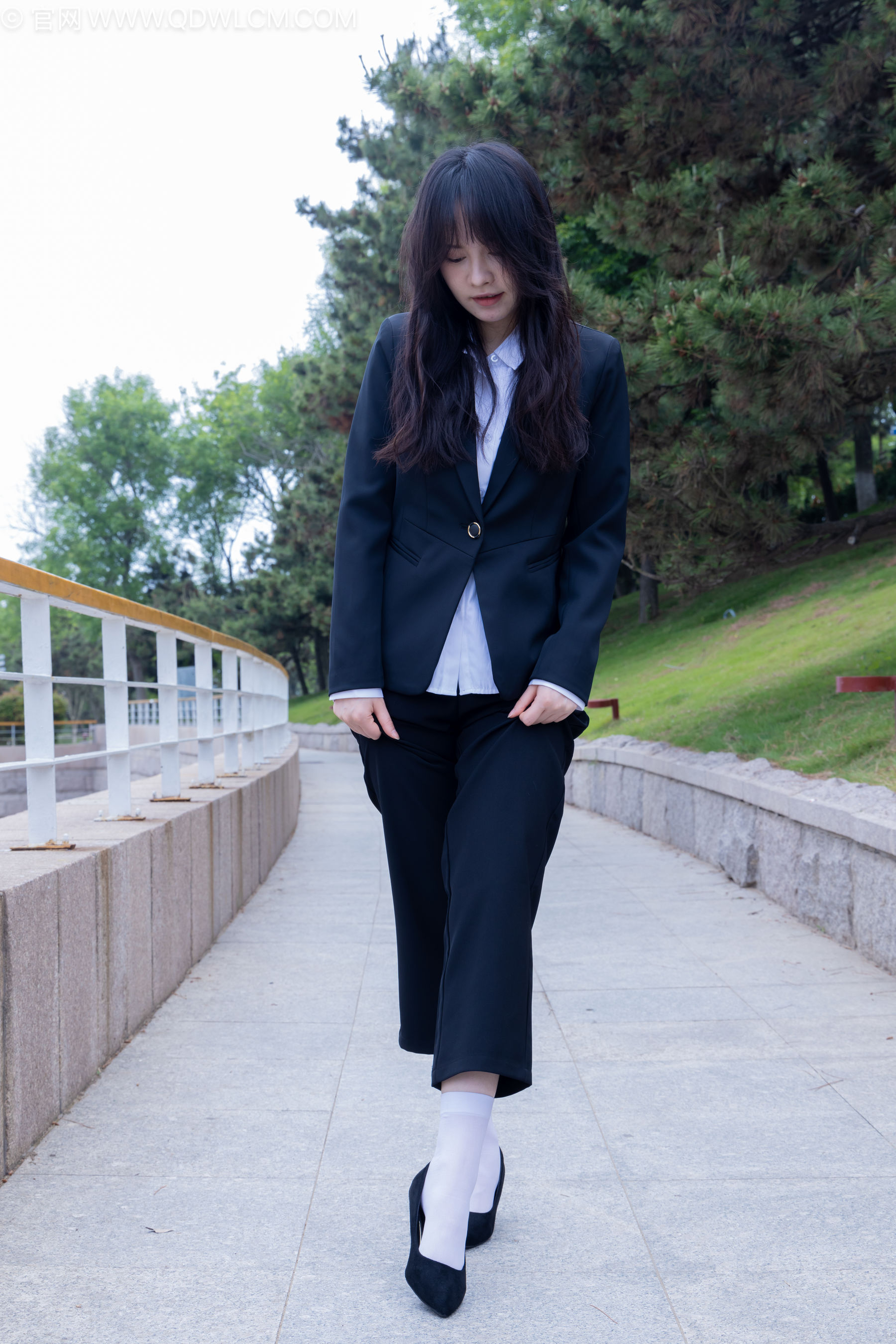 物恋传媒 No.2238 小酒 -高跟鞋、短白丝、ol制服户外/(230P)