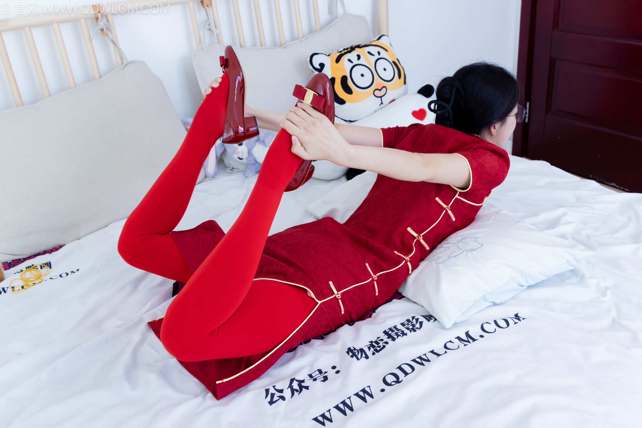 物恋传媒 No.2236 茯苓 -红色低跟鞋、厚款红色丝、皮筋绑脚老头乐挠脚剧情/(160P)