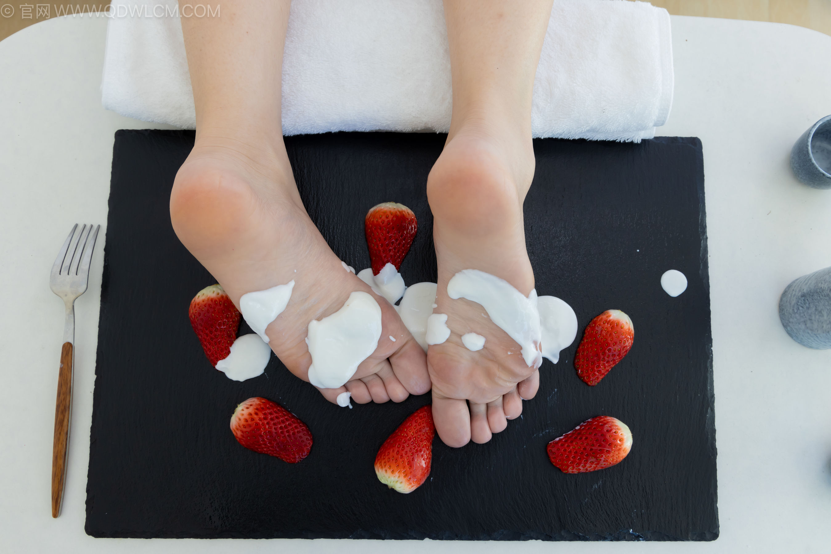 物恋传媒 No.2237 菜菜 -高跟鞋、油亮薄白丝、裸足、草莓和酸奶裸足摆盘剧情/(230P)