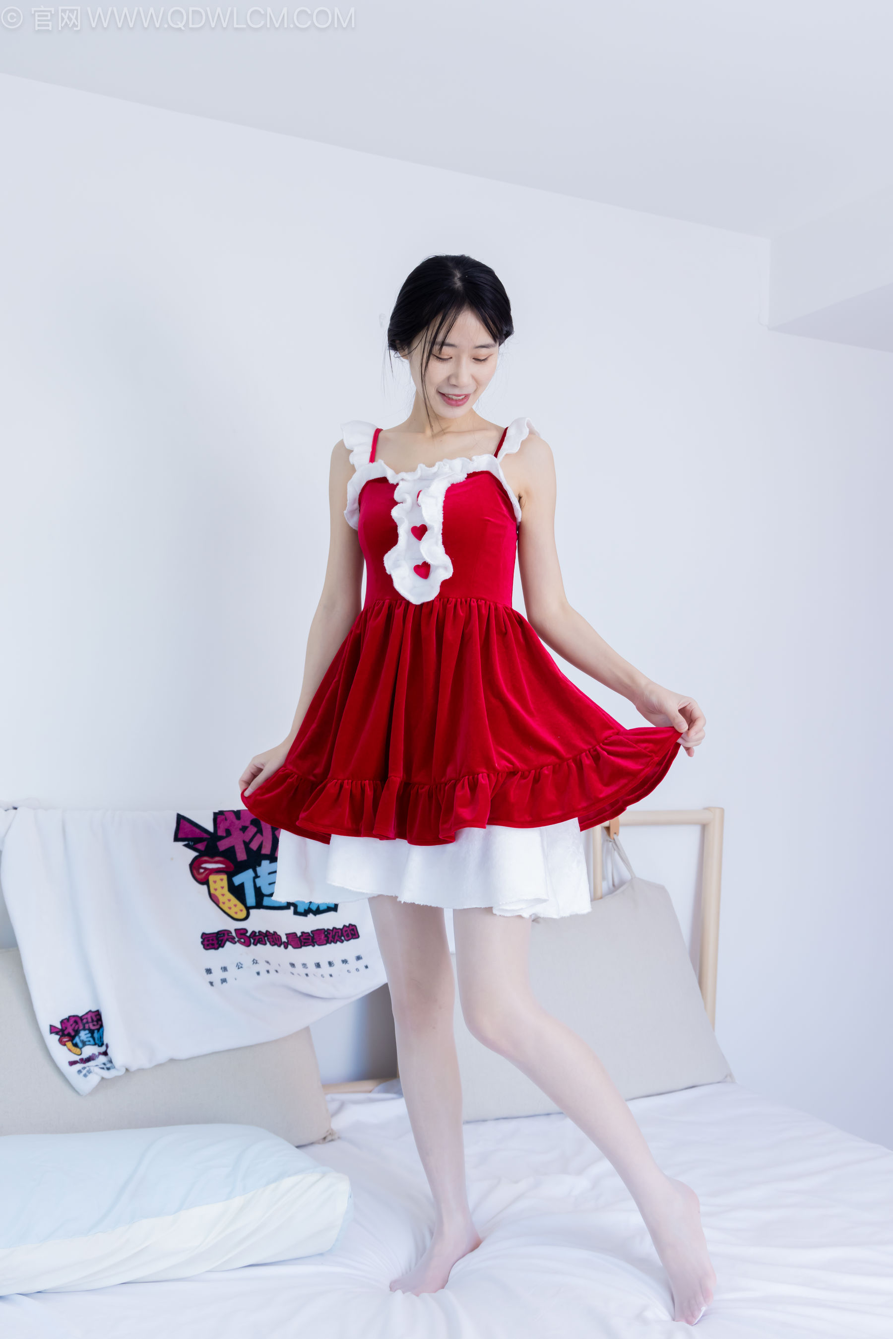 物恋传媒 No.2237 菜菜 -高跟鞋、油亮薄白丝、裸足、草莓和酸奶裸足摆盘剧情/(230P)