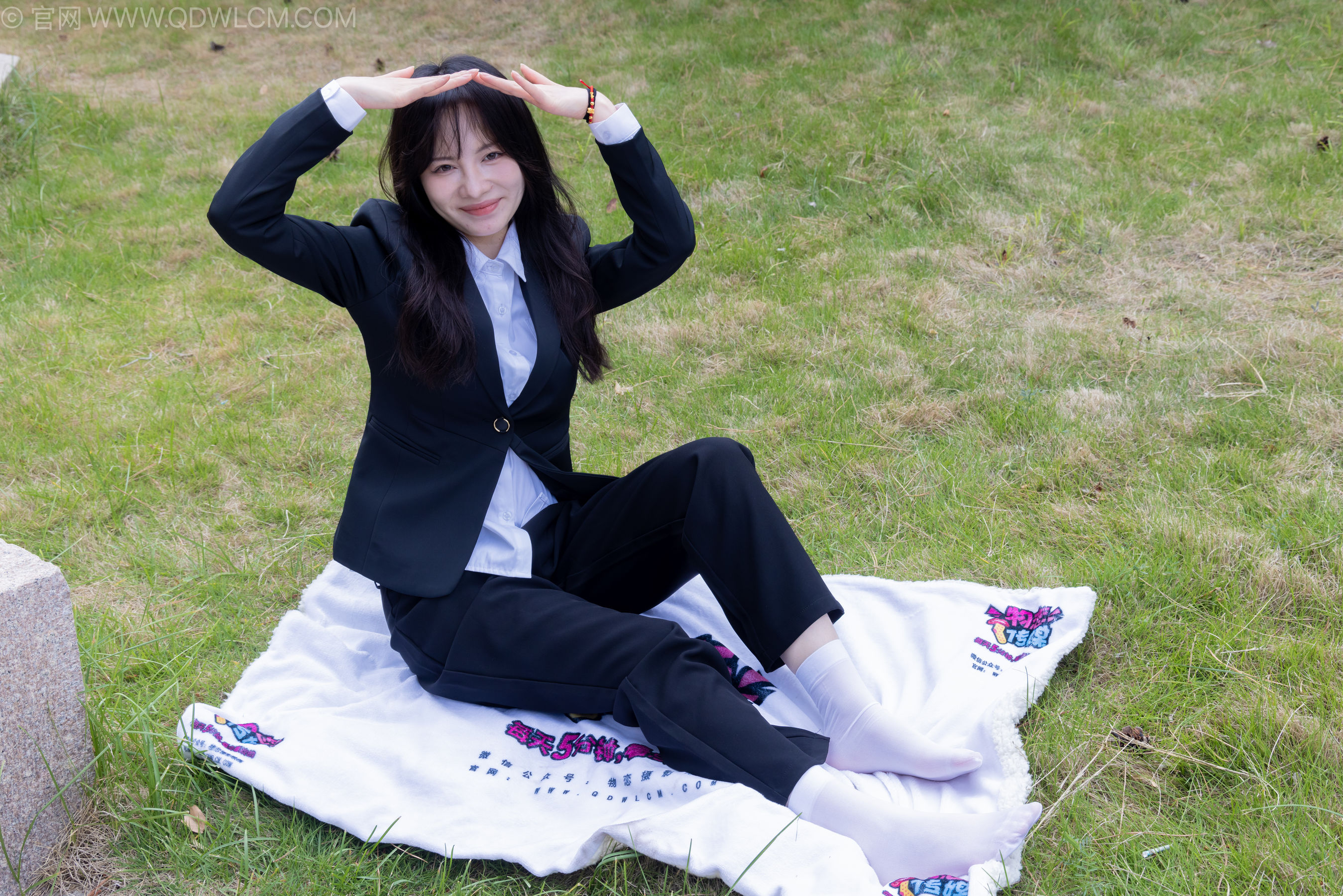 物恋传媒 No.2238 小酒 -高跟鞋、短白丝、ol制服户外/(230P)