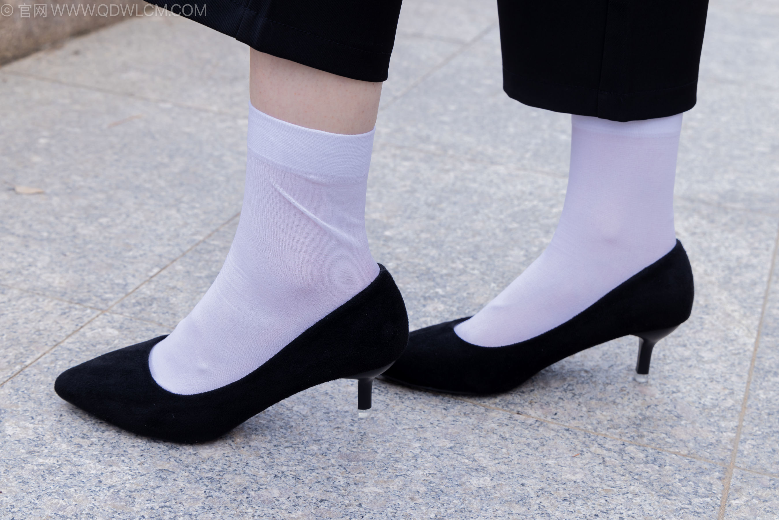 物恋传媒 No.2238 小酒 -高跟鞋、短白丝、ol制服户外/(230P)