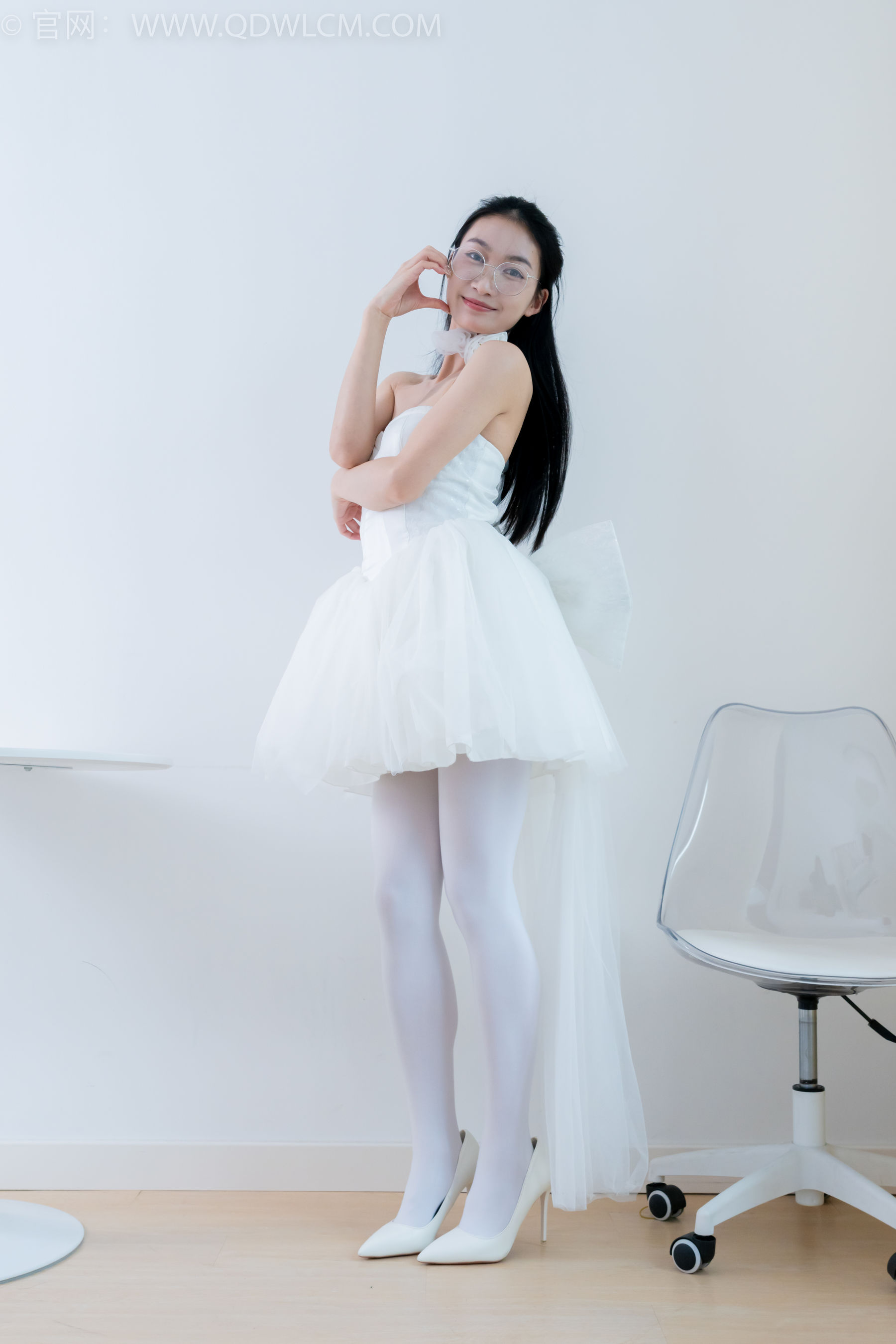 物恋传媒 No.2233 小影 -小影 -高跟鞋、厚白丝/(150P)