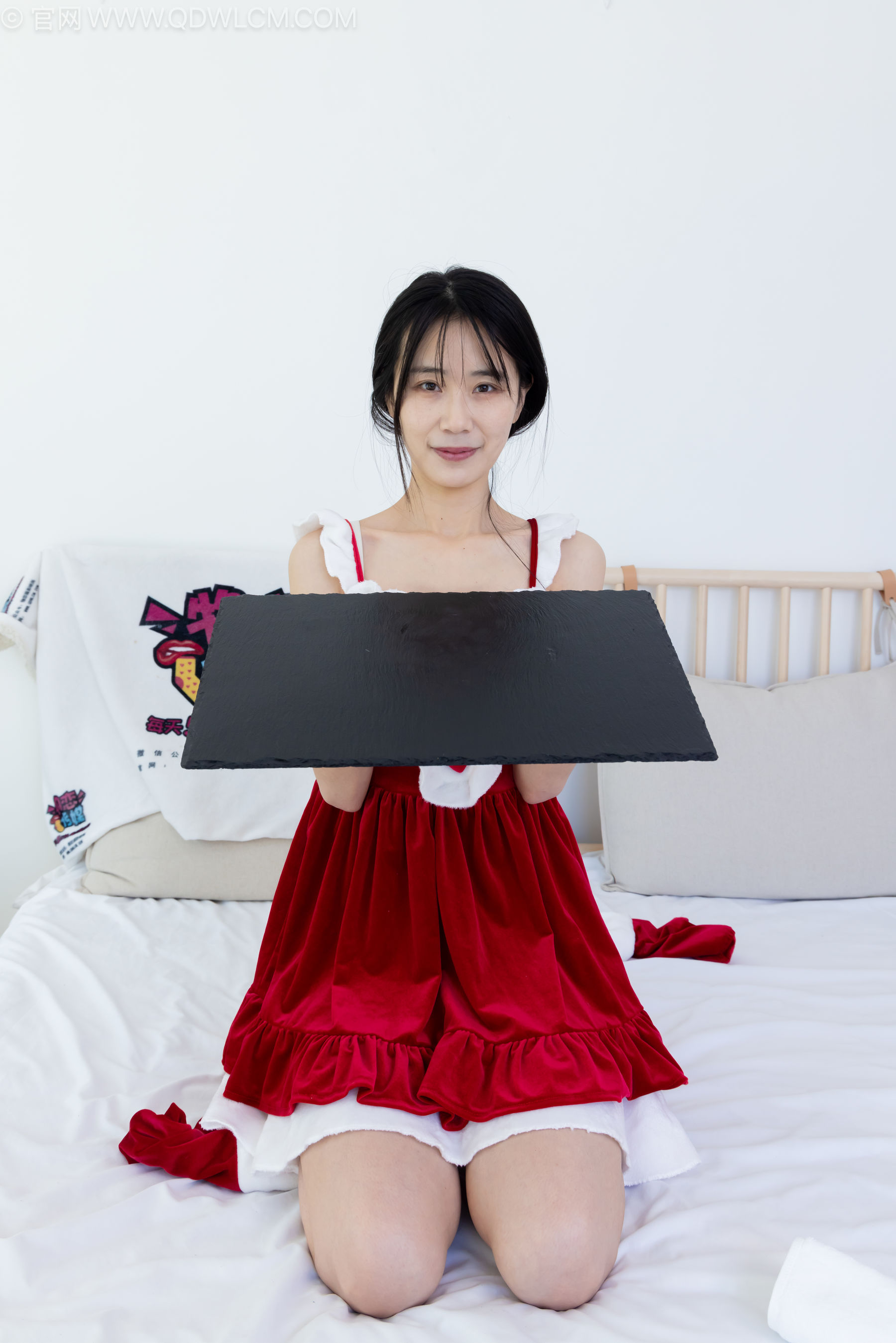 物恋传媒 No.2237 菜菜 -高跟鞋、油亮薄白丝、裸足、草莓和酸奶裸足摆盘剧情/(230P)