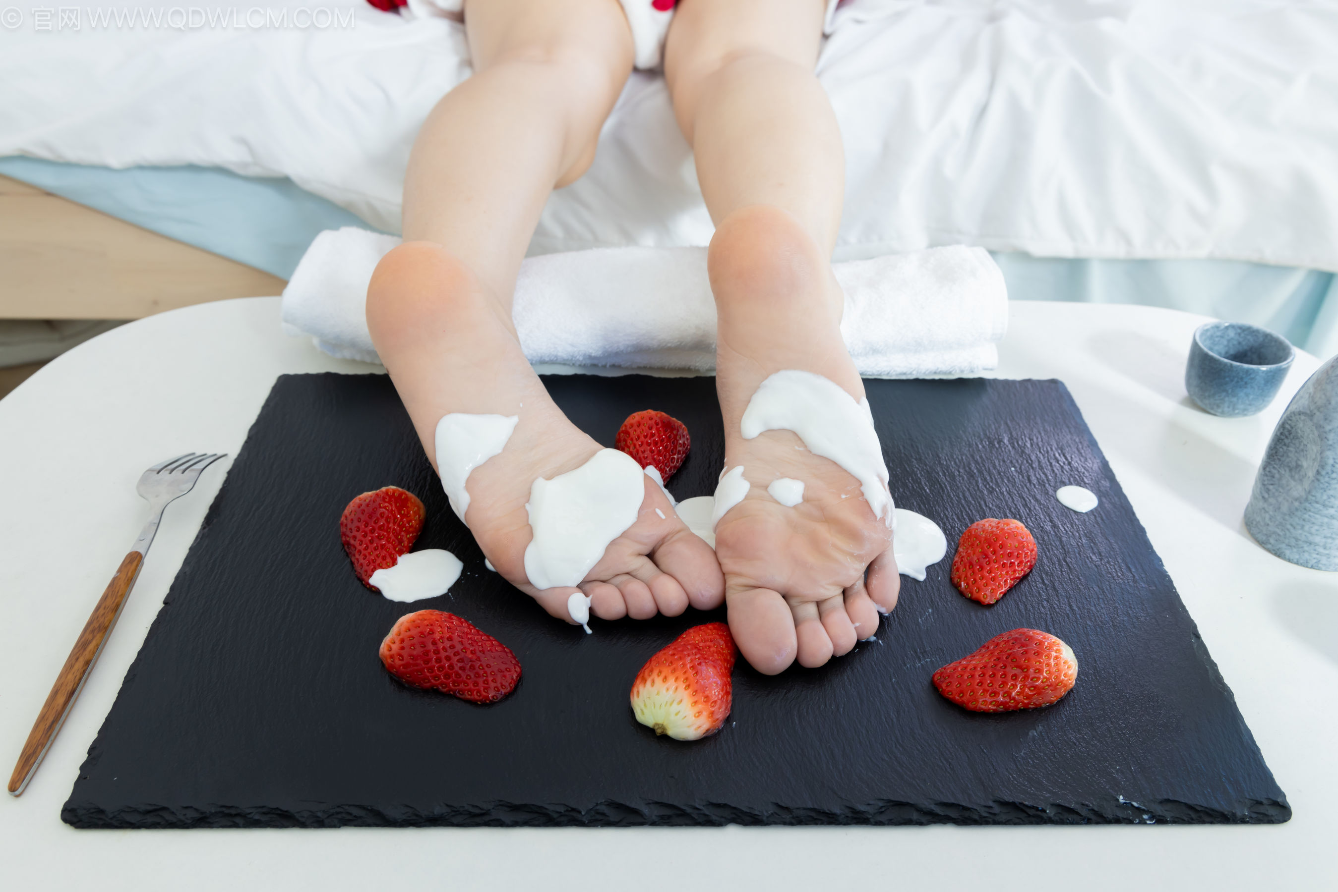 物恋传媒 No.2237 菜菜 -高跟鞋、油亮薄白丝、裸足、草莓和酸奶裸足摆盘剧情/(230P)