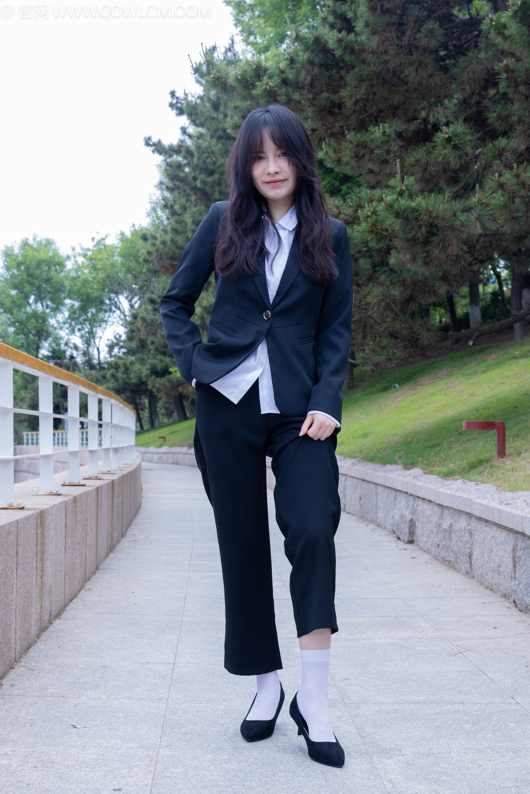 物恋传媒 No.2238 小酒 -高跟鞋、短白丝、ol制服户外/(230P)