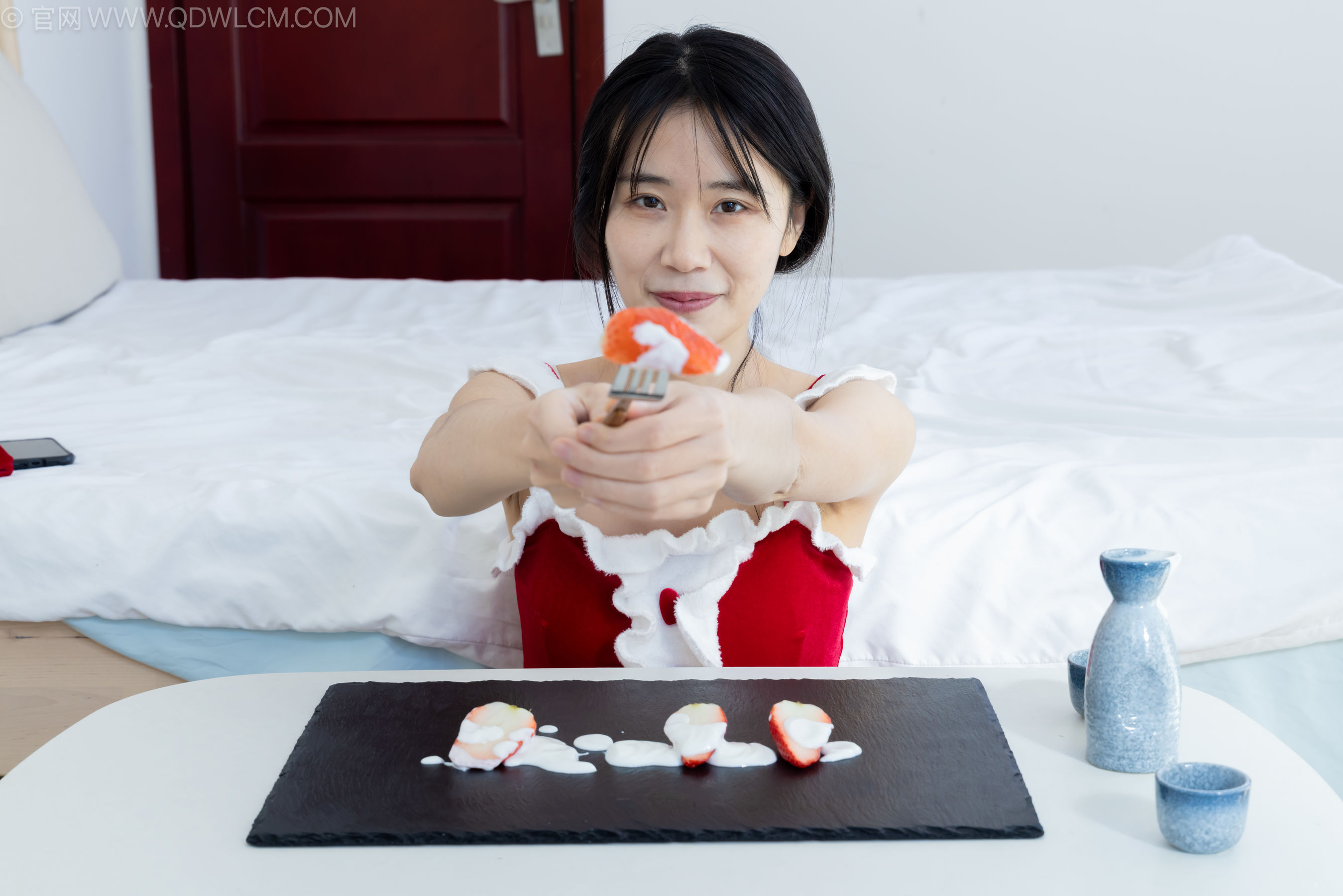 物恋传媒 No.2237 菜菜 -高跟鞋、油亮薄白丝、裸足、草莓和酸奶裸足摆盘剧情/(230P)