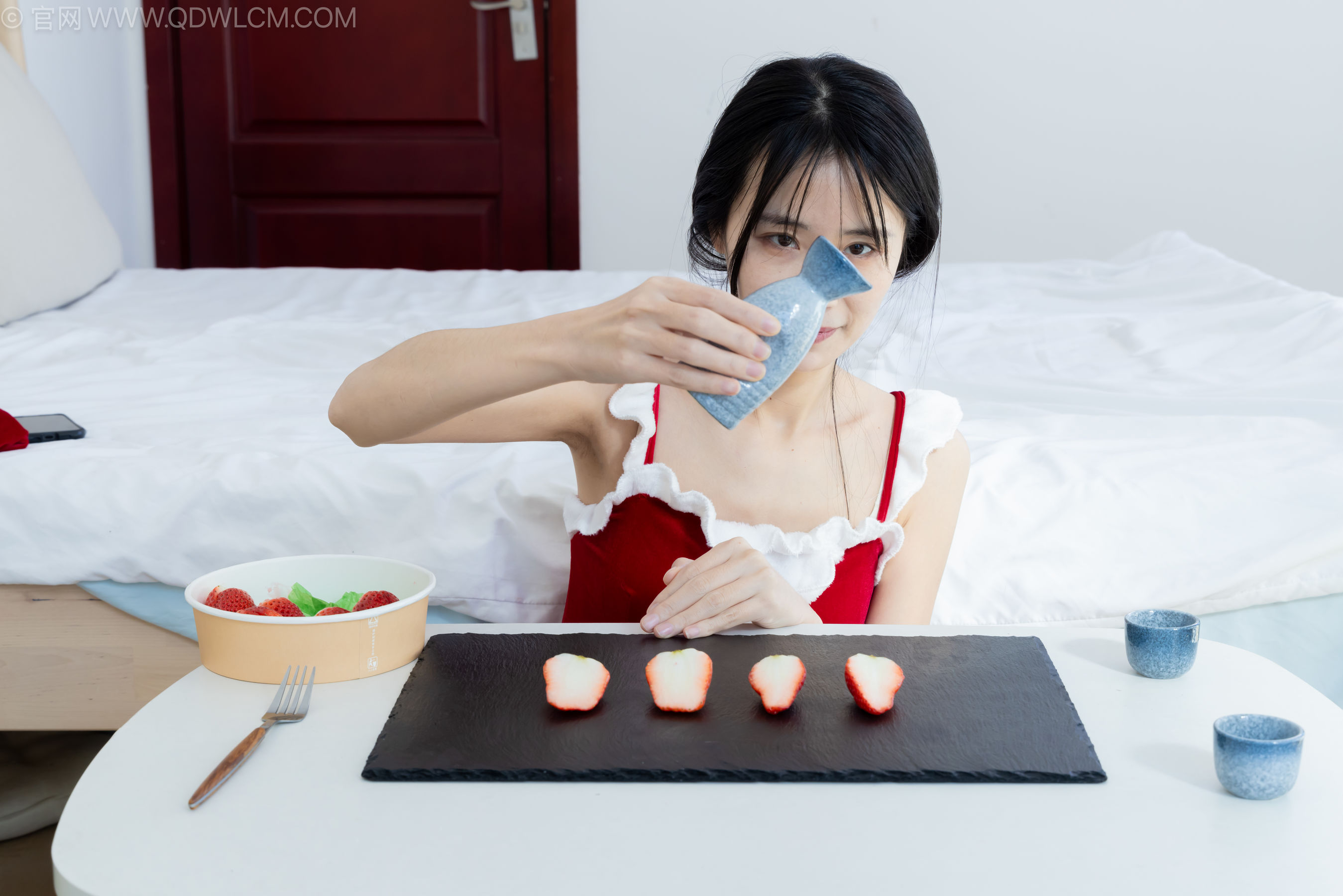 物恋传媒 No.2237 菜菜 -高跟鞋、油亮薄白丝、裸足、草莓和酸奶裸足摆盘剧情/(230P)