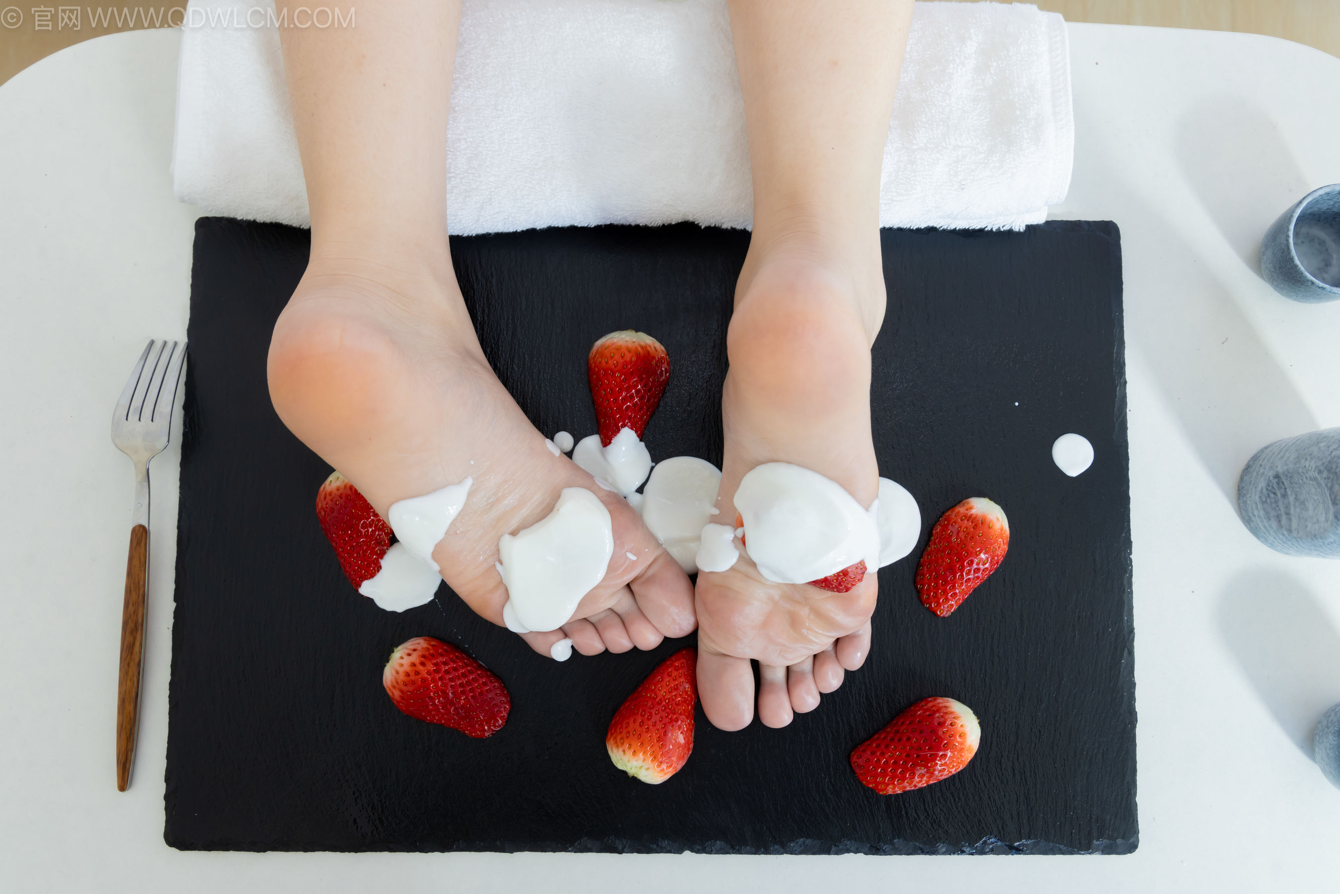 物恋传媒 No.2237 菜菜 -高跟鞋、油亮薄白丝、裸足、草莓和酸奶裸足摆盘剧情/(230P)