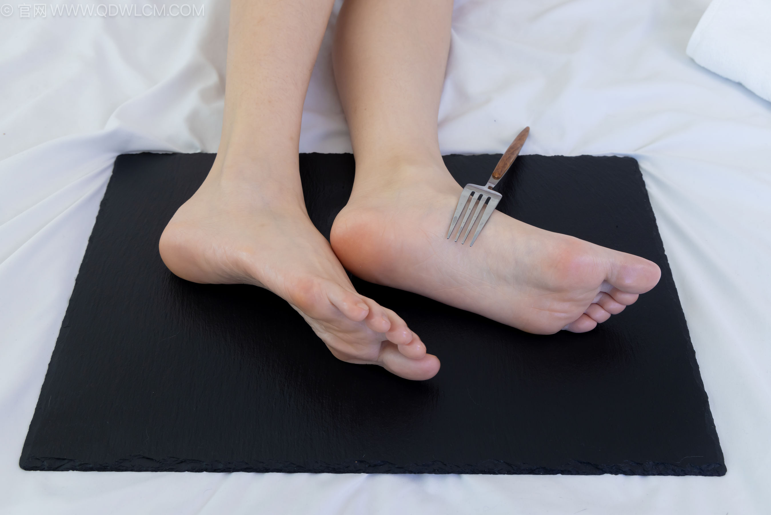 物恋传媒 No.2237 菜菜 -高跟鞋、油亮薄白丝、裸足、草莓和酸奶裸足摆盘剧情/(230P)