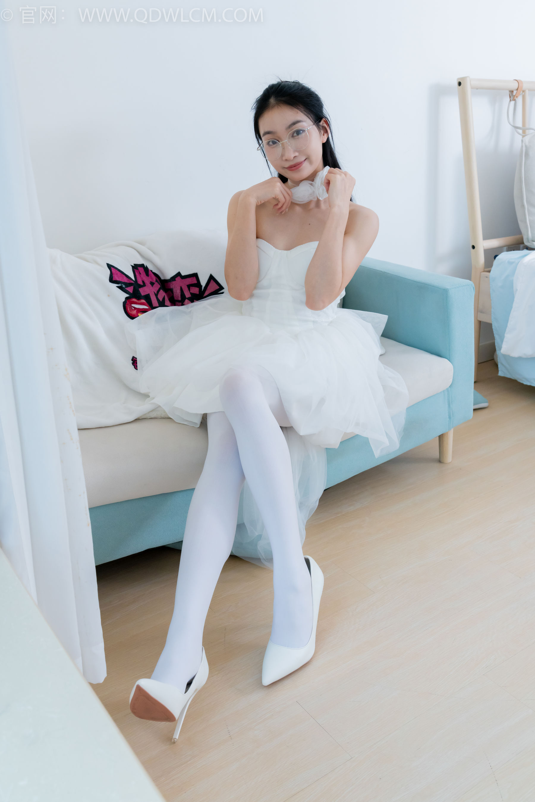 物恋传媒 No.2233 小影 -小影 -高跟鞋、厚白丝/(150P)