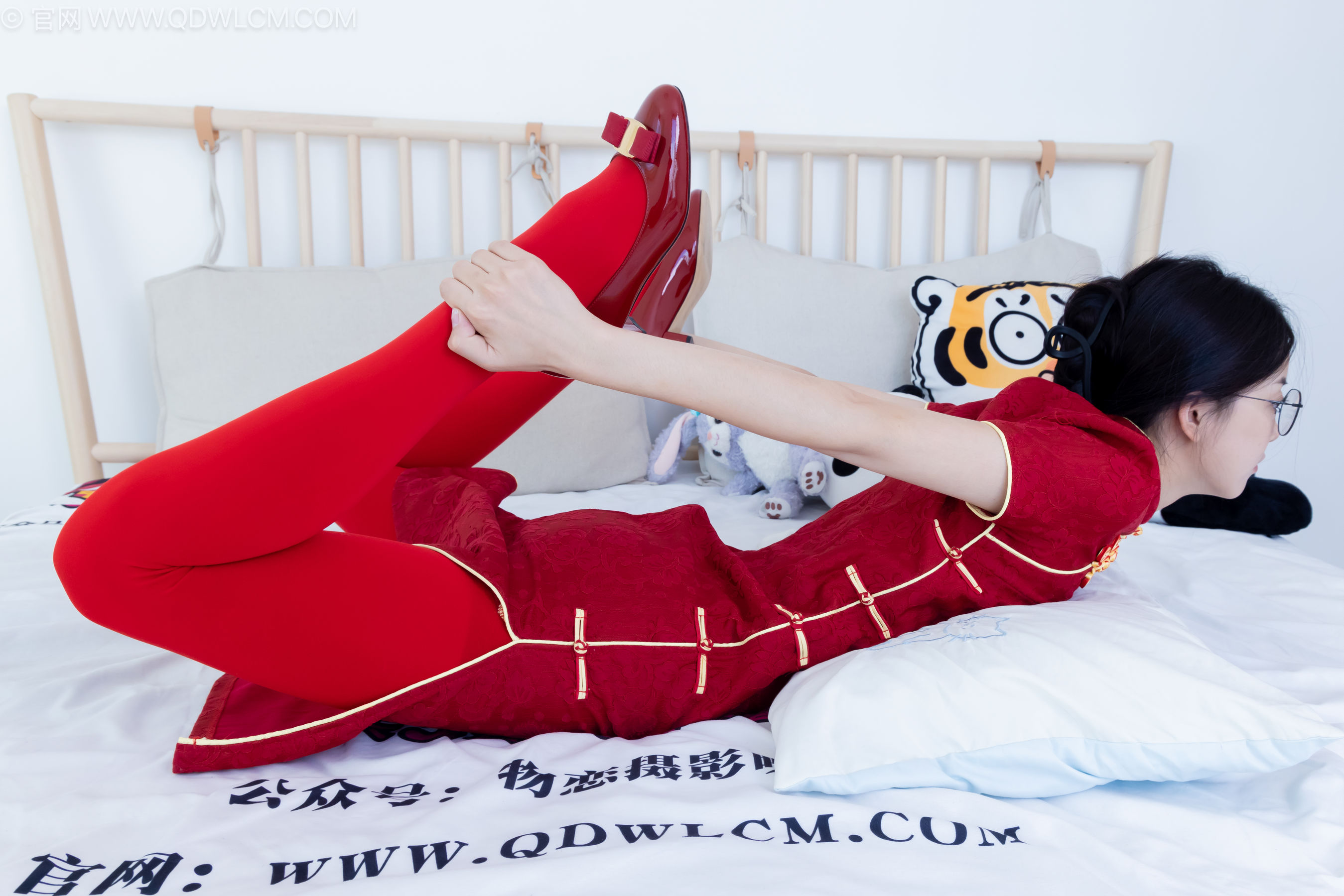 物恋传媒 No.2236 茯苓 -红色低跟鞋、厚款红色丝、皮筋绑脚老头乐挠脚剧情/(160P)