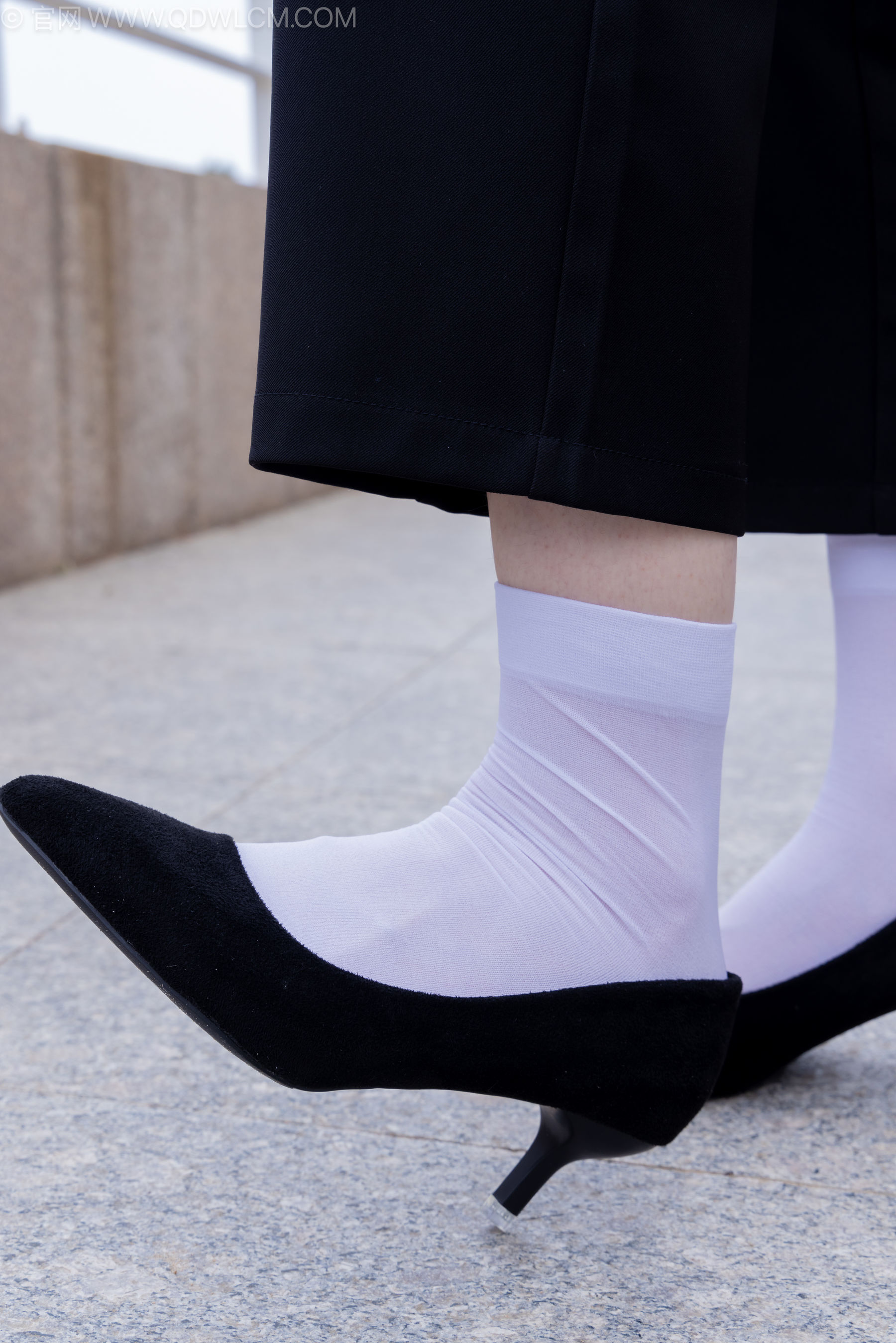 物恋传媒 No.2238 小酒 -高跟鞋、短白丝、ol制服户外/(230P)