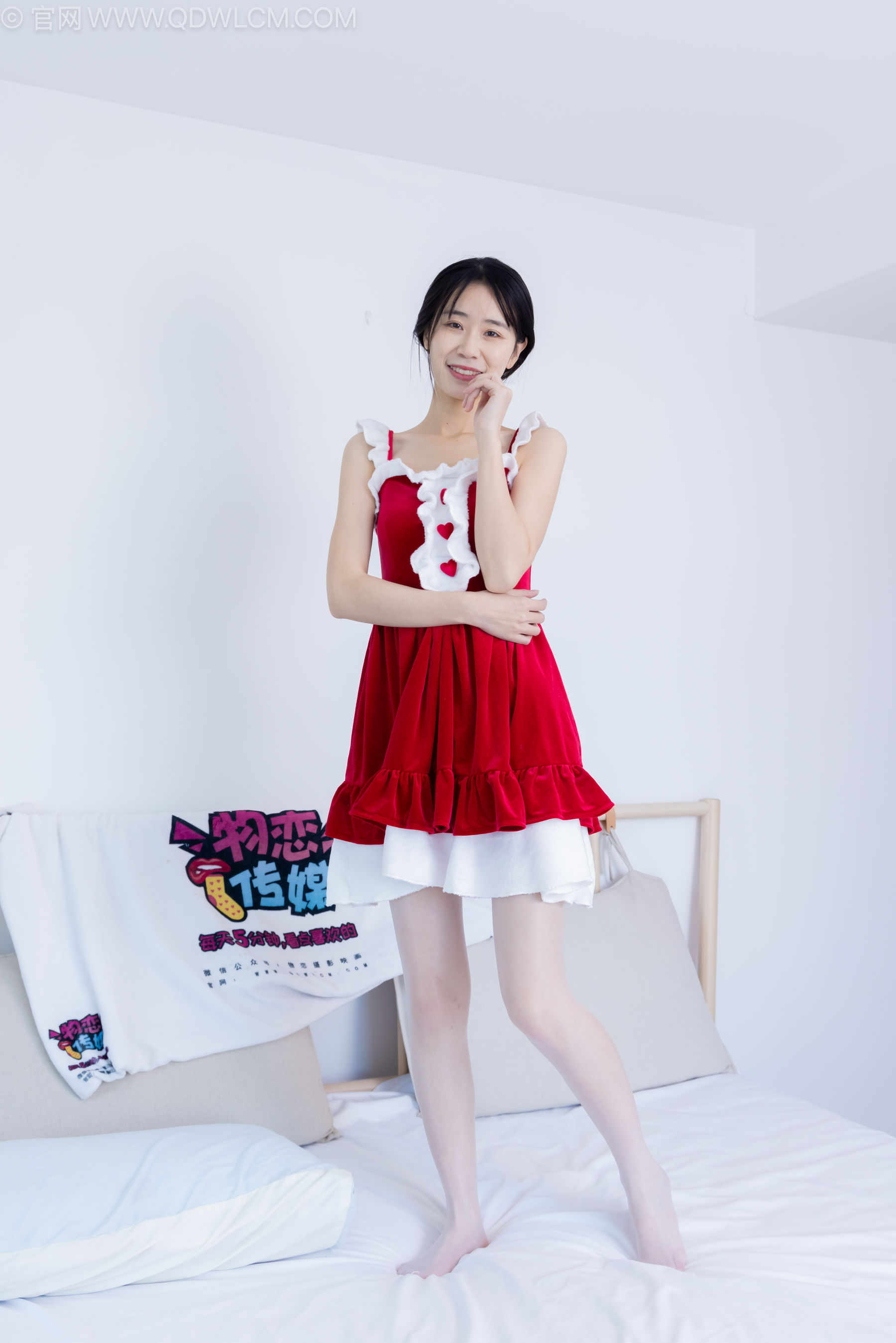 物恋传媒 No.2237 菜菜 -高跟鞋、油亮薄白丝、裸足、草莓和酸奶裸足摆盘剧情/(230P)