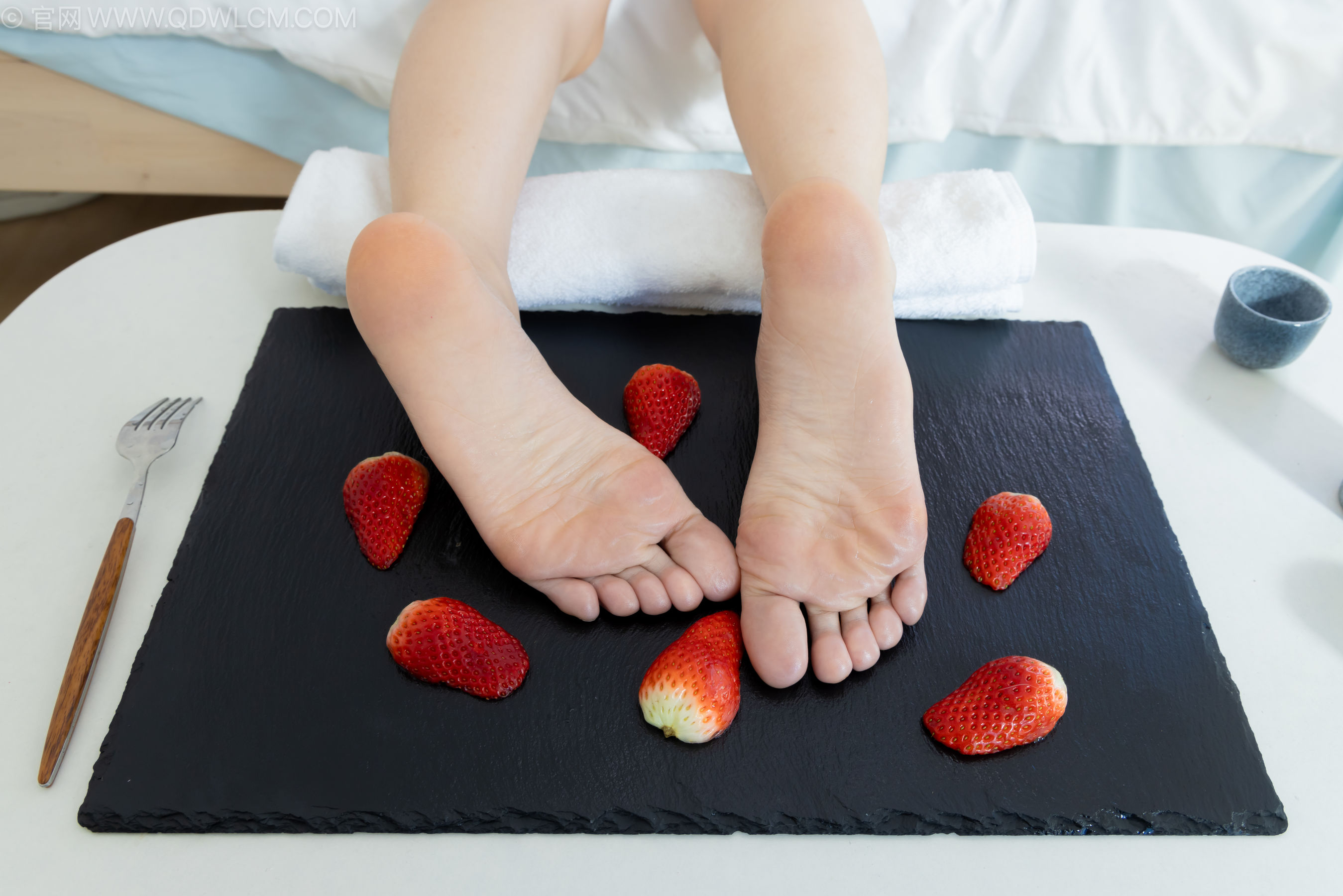 物恋传媒 No.2237 菜菜 -高跟鞋、油亮薄白丝、裸足、草莓和酸奶裸足摆盘剧情/(230P)