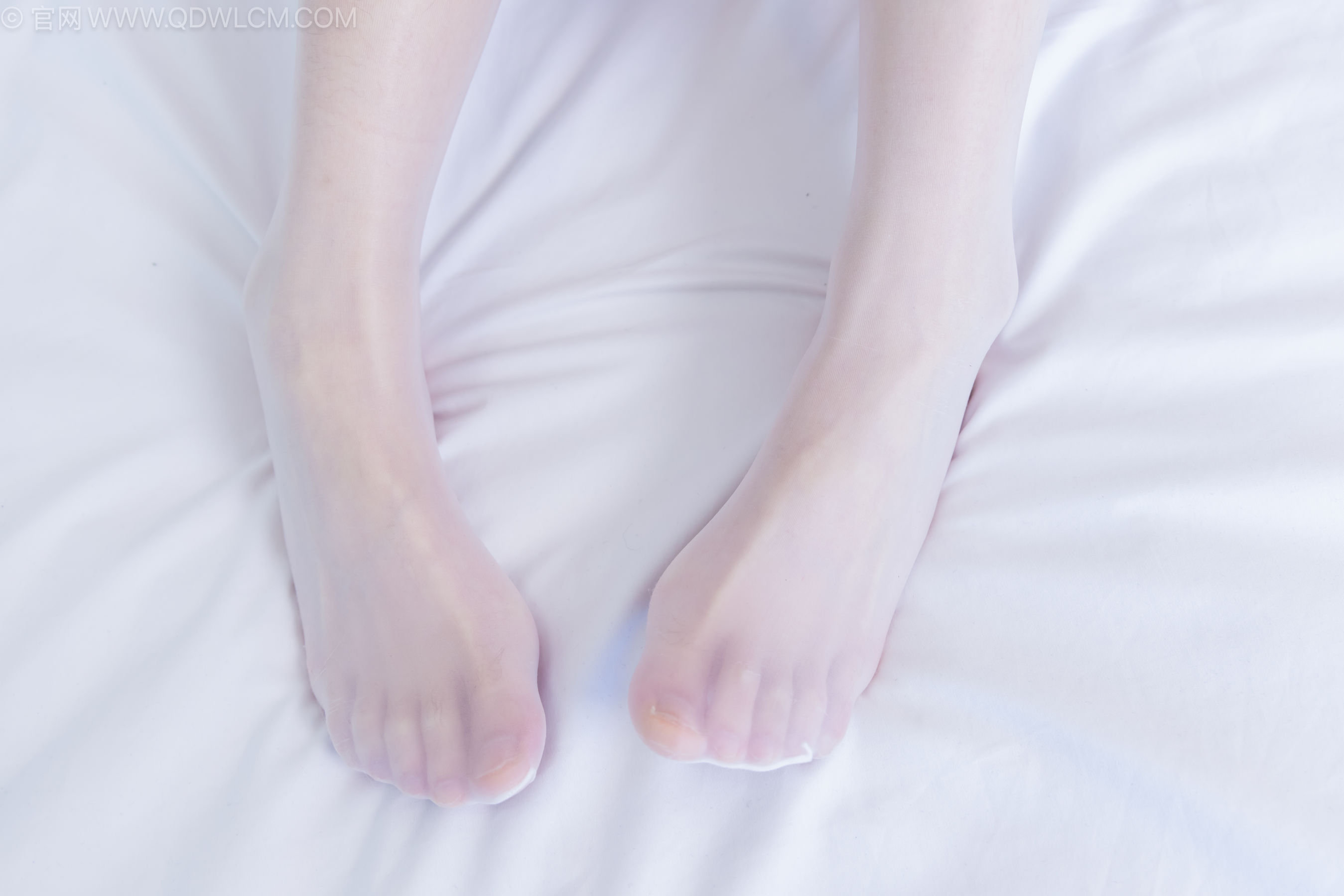 物恋传媒 No.2237 菜菜 -高跟鞋、油亮薄白丝、裸足、草莓和酸奶裸足摆盘剧情/(230P)