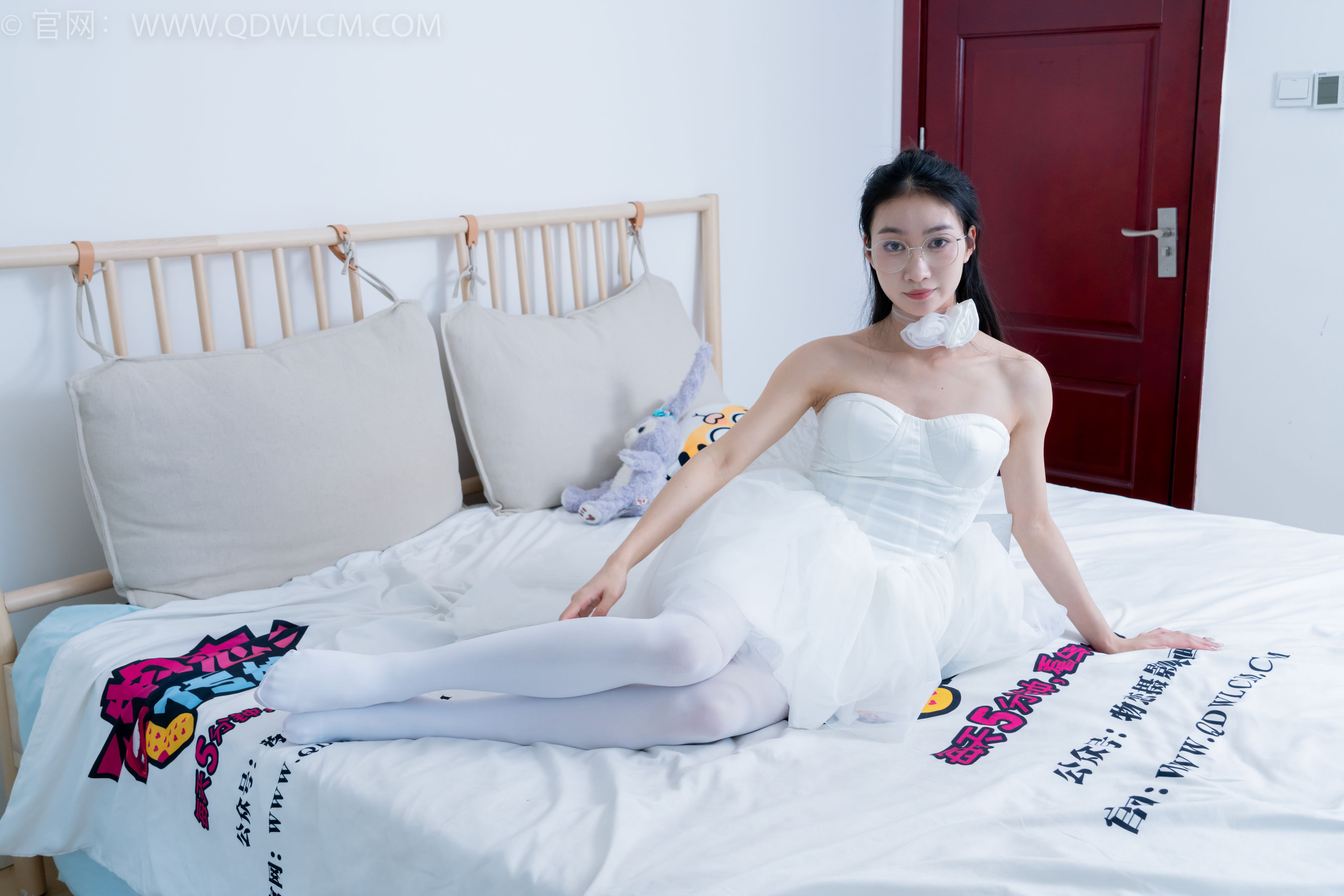 物恋传媒 No.2233 小影 -小影 -高跟鞋、厚白丝/(150P)