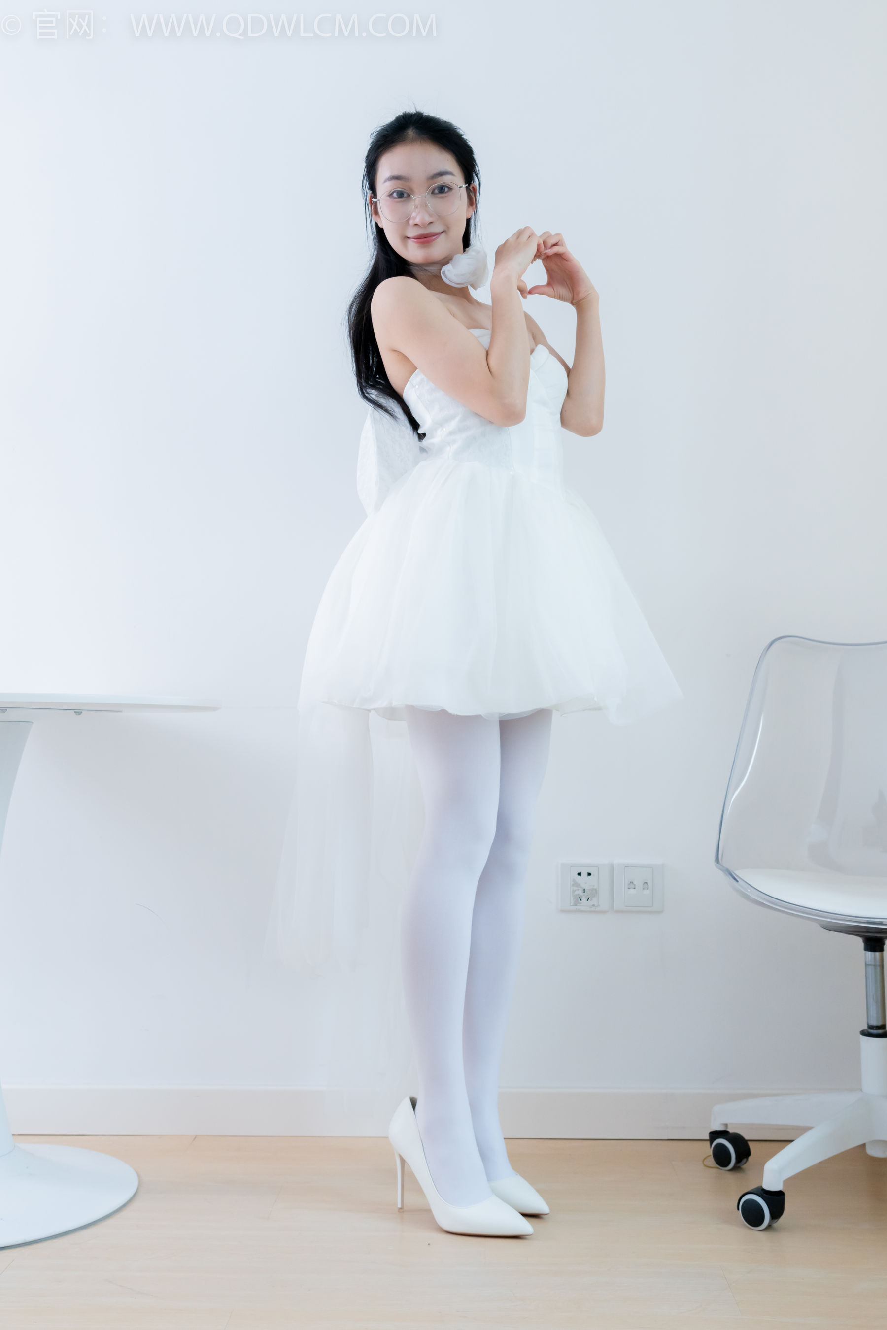 物恋传媒 No.2233 小影 -小影 -高跟鞋、厚白丝/(150P)